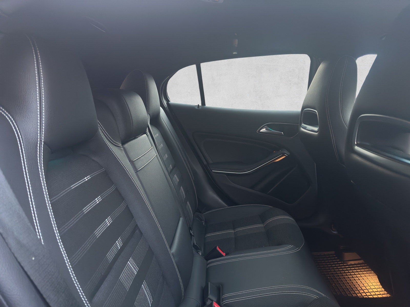 MERCEDES-BENZ GLA 200 d Swiss Star Edition Urban 4Matic 7G-DCT-image-12