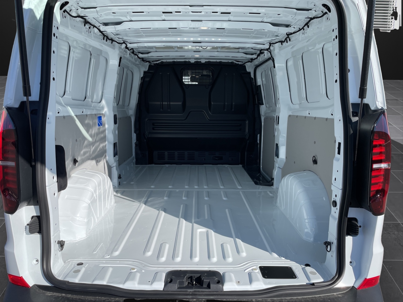 VW Transporter Kastenwagen LR 2.0 TDI 4Motion Automat-image-10