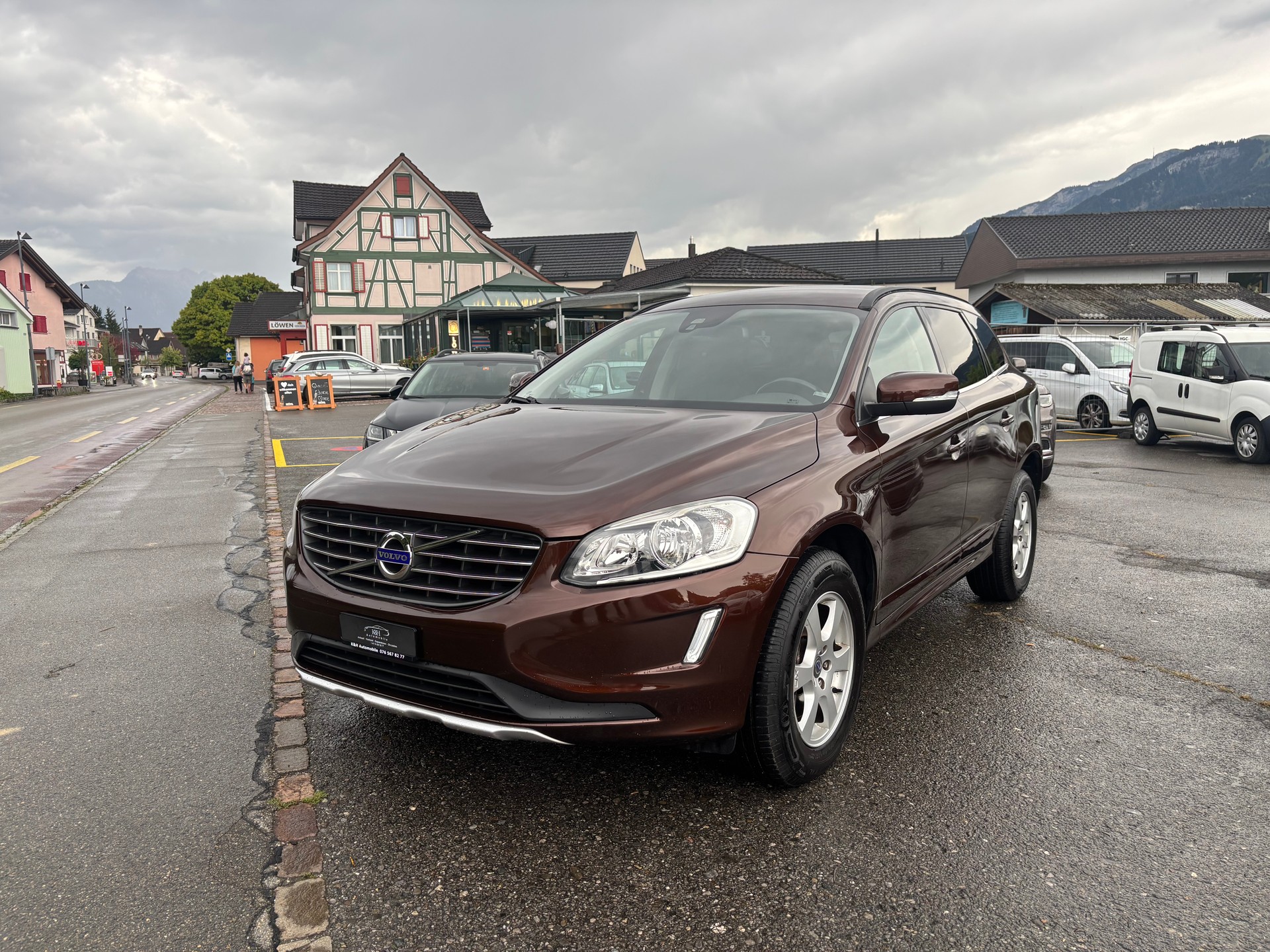 VOLVO XC60 D5 AWD Momentum Geartronic-image-1