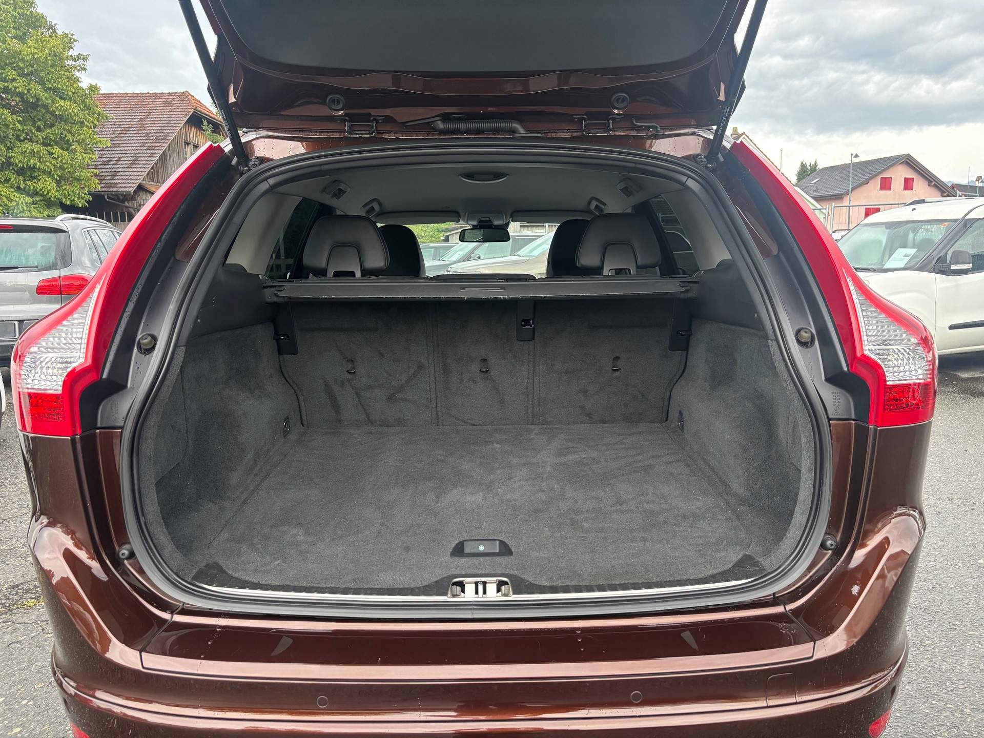 VOLVO XC60 D5 AWD Momentum Geartronic-image-9