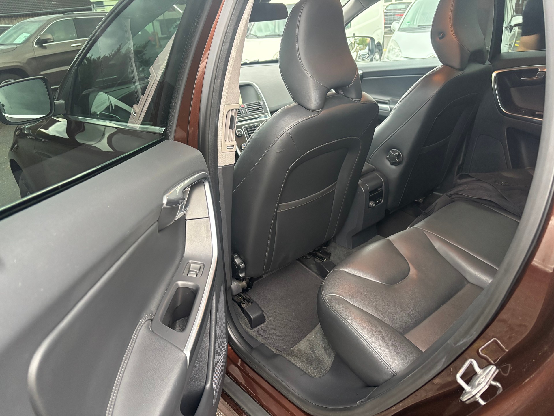 VOLVO XC60 D5 AWD Momentum Geartronic-image-11