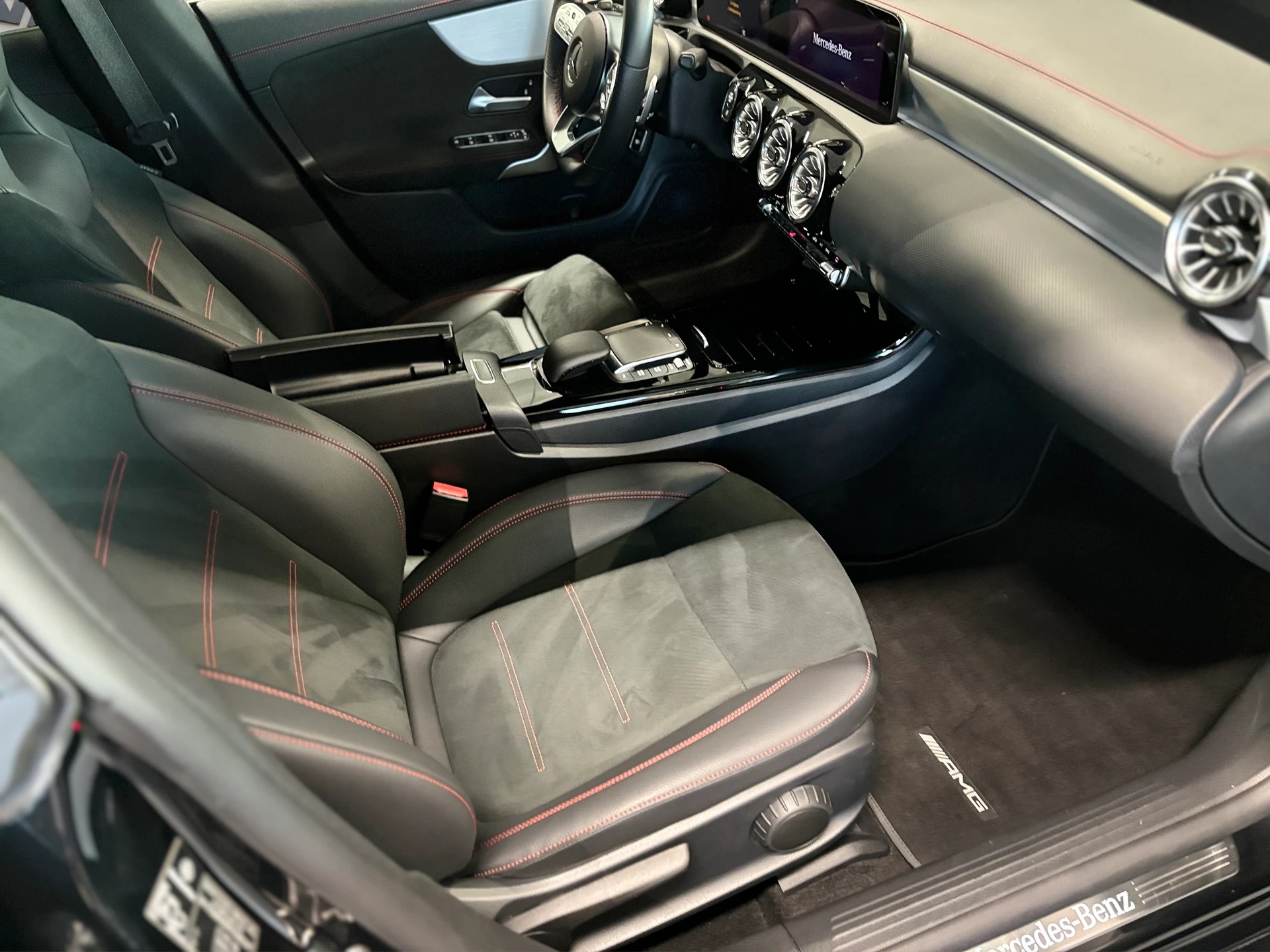 MERCEDES-BENZ CLA Shooting Brake 250 4Matic 7G-DCT AMG Line-image-18