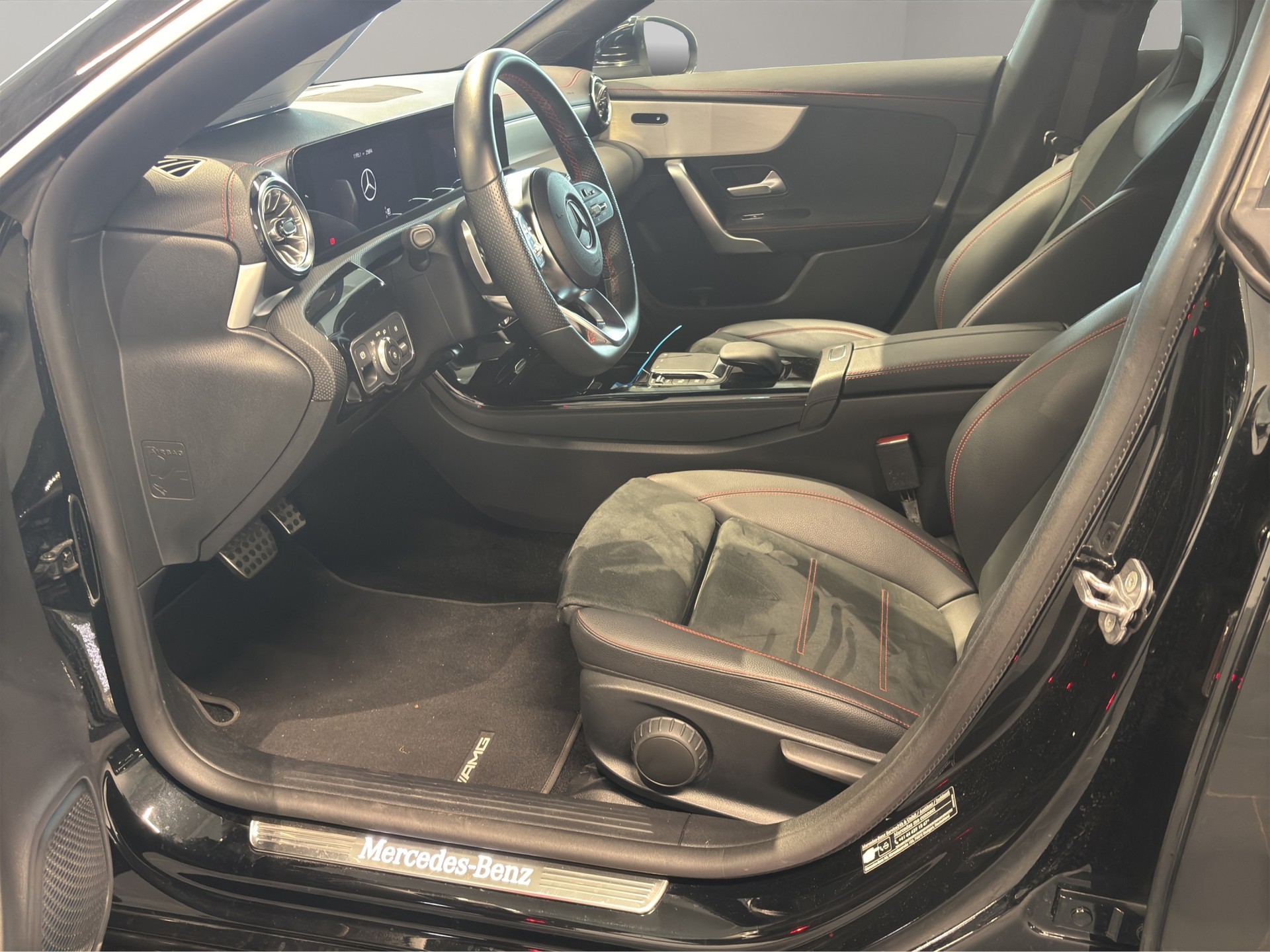 MERCEDES-BENZ CLA Shooting Brake 250 4Matic 7G-DCT AMG Line-image-15