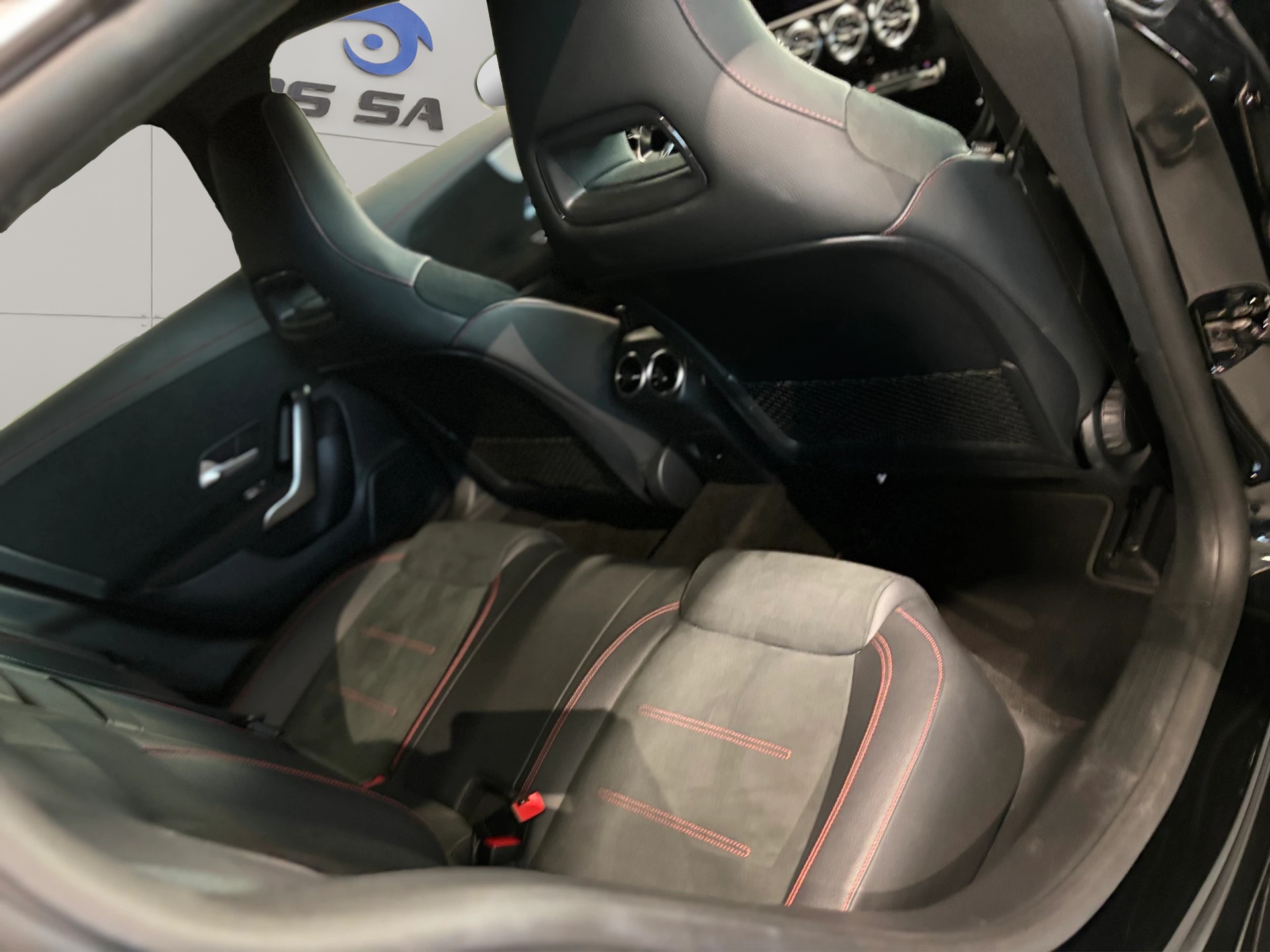 MERCEDES-BENZ CLA Shooting Brake 250 4Matic 7G-DCT AMG Line-image-21