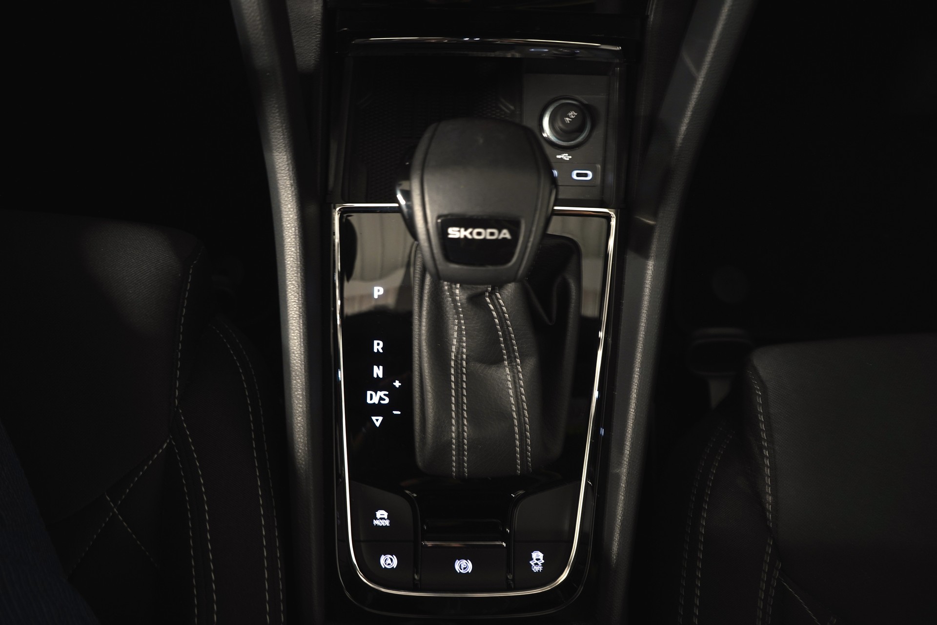 SKODA Karoq 1.5 TSI SportLine DSG-image-24