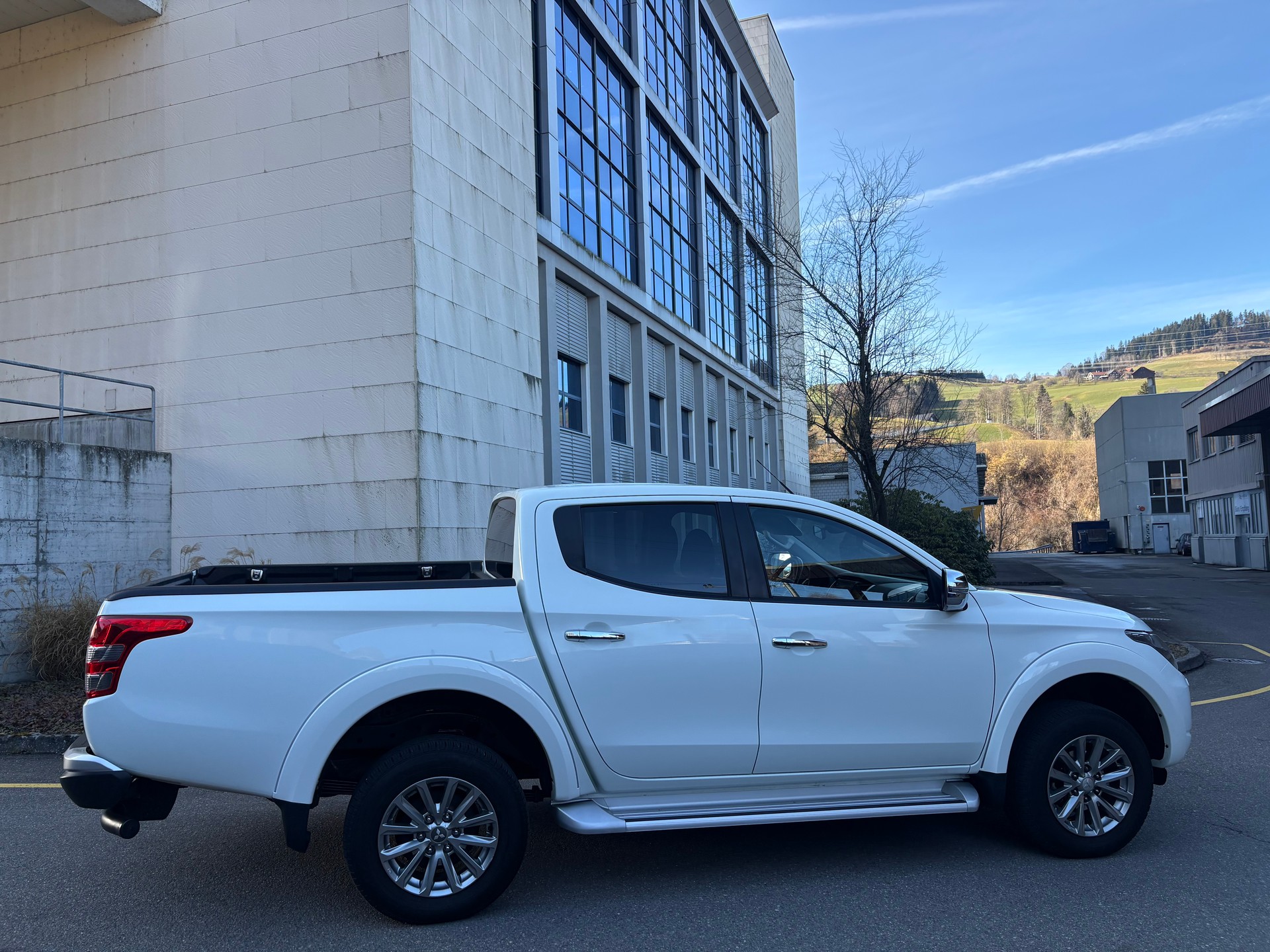 MITSUBISHI L 200 2.4 Style Double Cab A-image-2