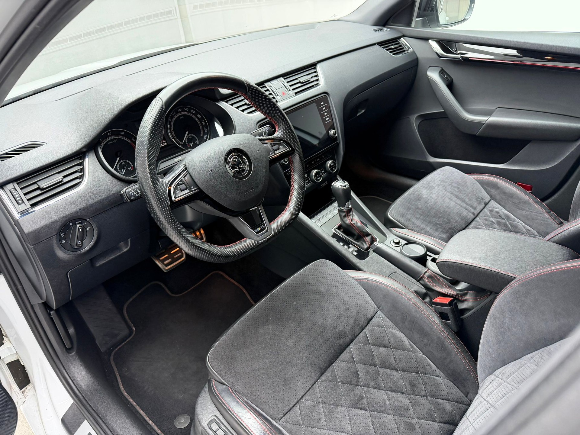 SKODA Octavia Combi 2.0 TSI RS 245 DSG-image-11