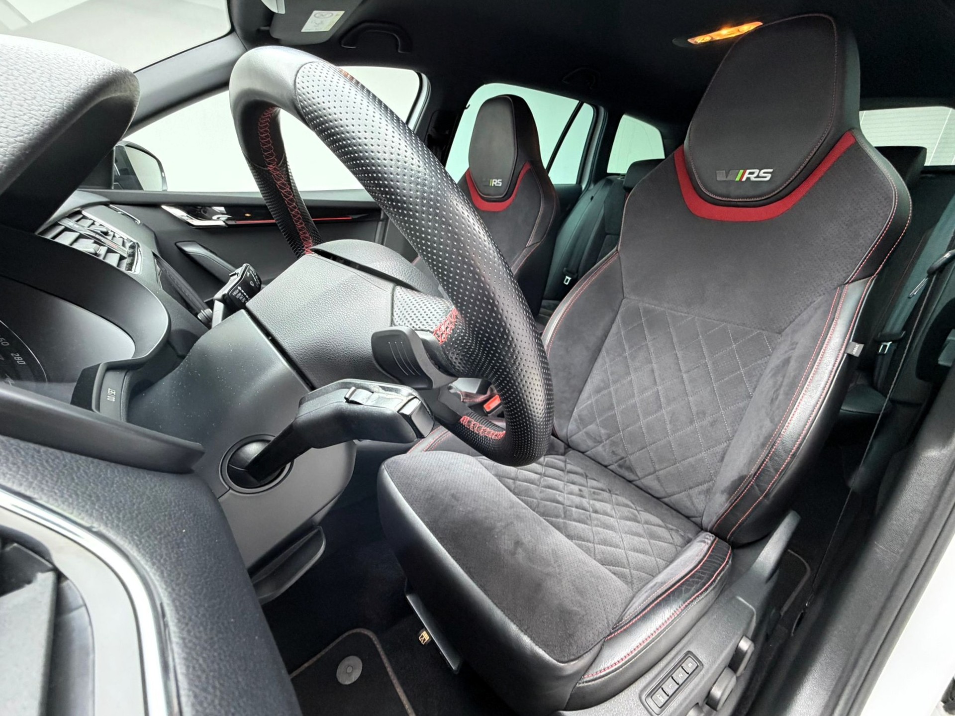 SKODA Octavia Combi 2.0 TSI RS 245 DSG-image-19