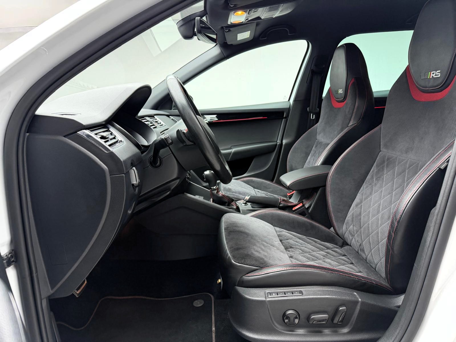 SKODA Octavia Combi 2.0 TSI RS 245 DSG-image-12