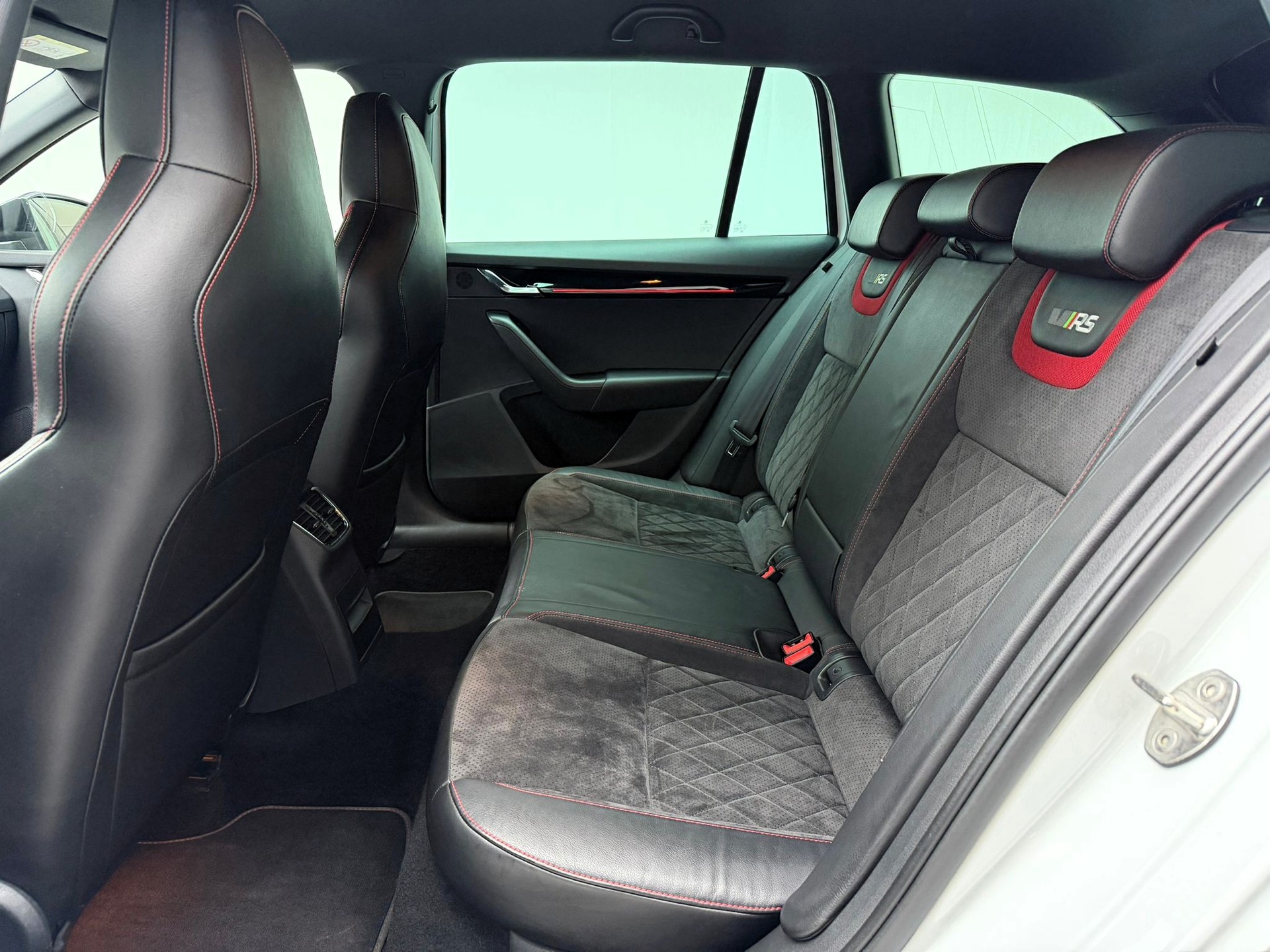SKODA Octavia Combi 2.0 TSI RS 245 DSG-image-13