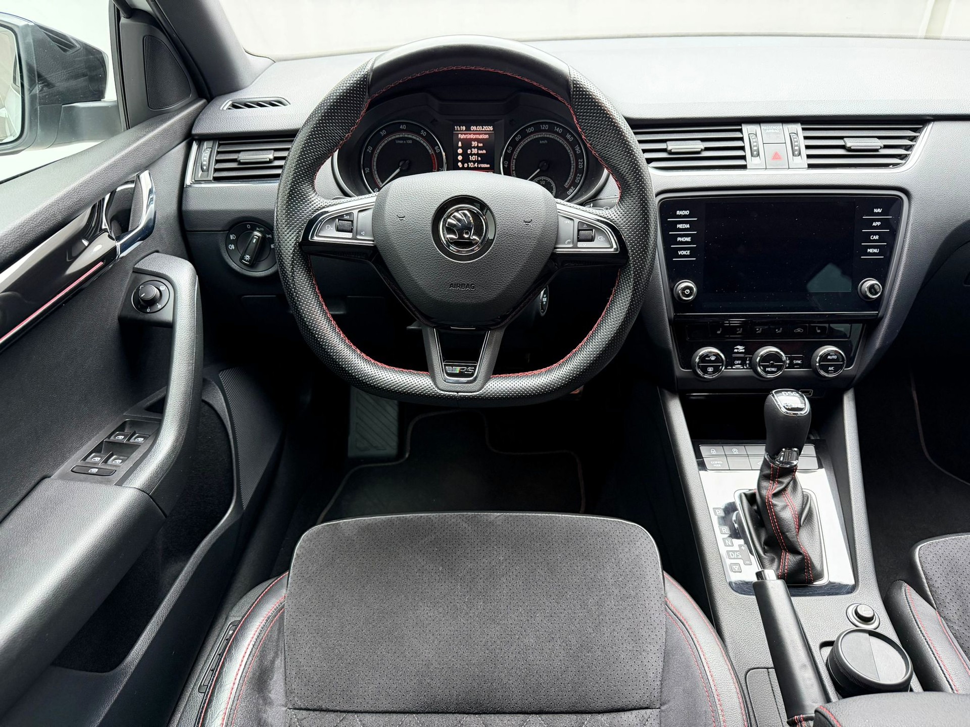 SKODA Octavia Combi 2.0 TSI RS 245 DSG-image-16