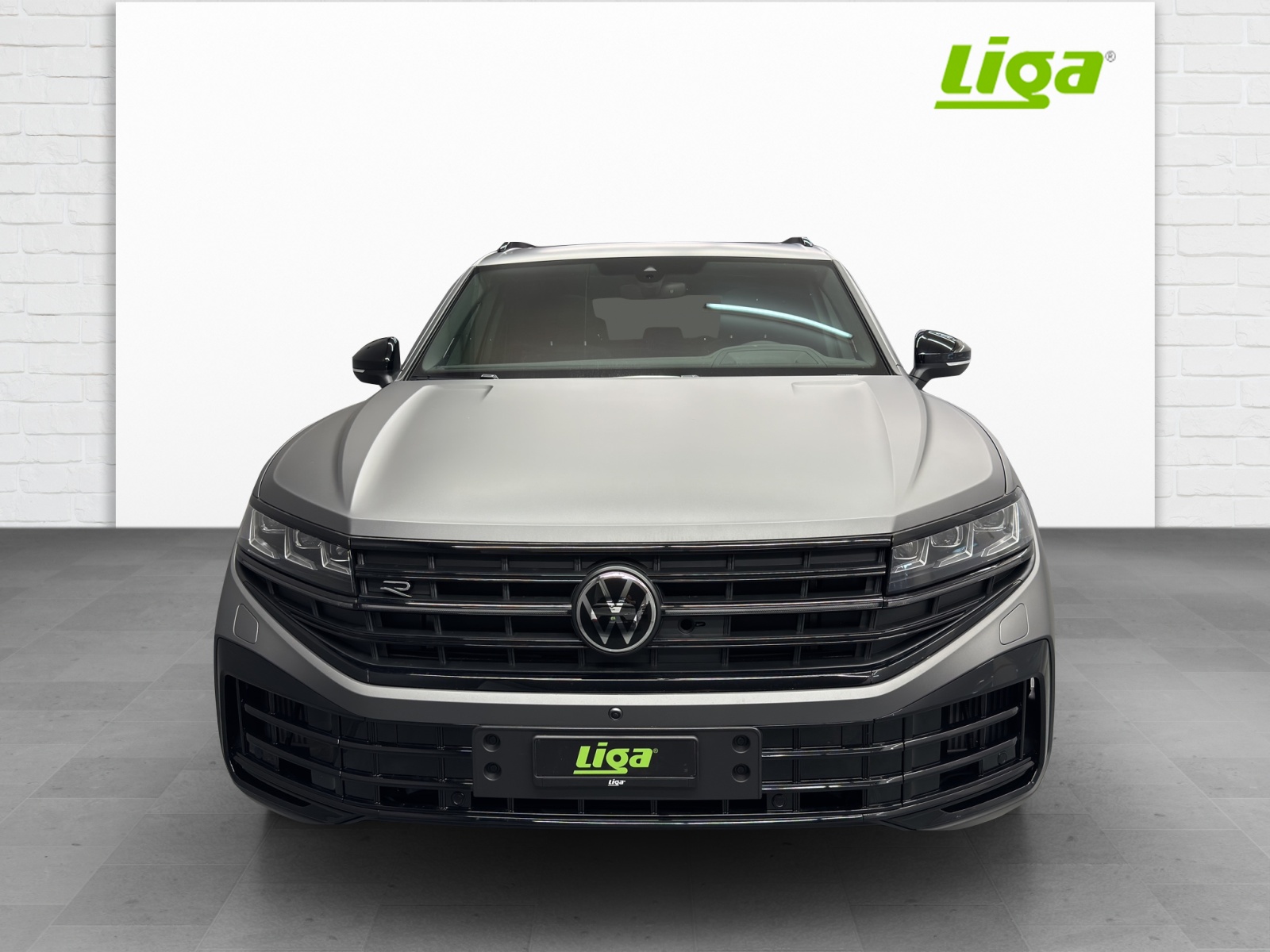 VW Touareg 3.0 V6 TSI PHEV R Final Edition-showroom-element-2
