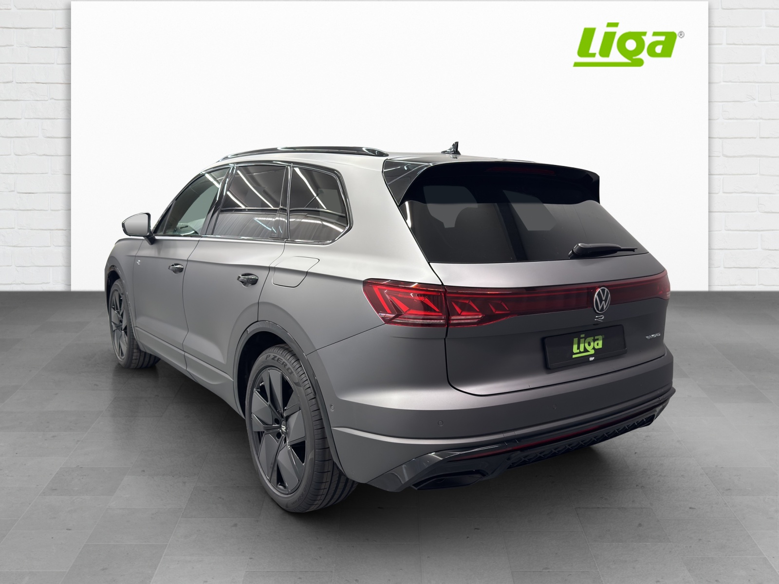 VW Touareg 3.0 V6 TSI PHEV R Final Edition-showroom-element-3