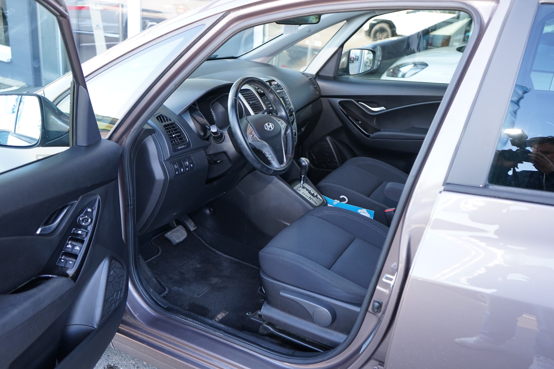 HYUNDAI iX20 1.6 Amplia Automatic-image-9
