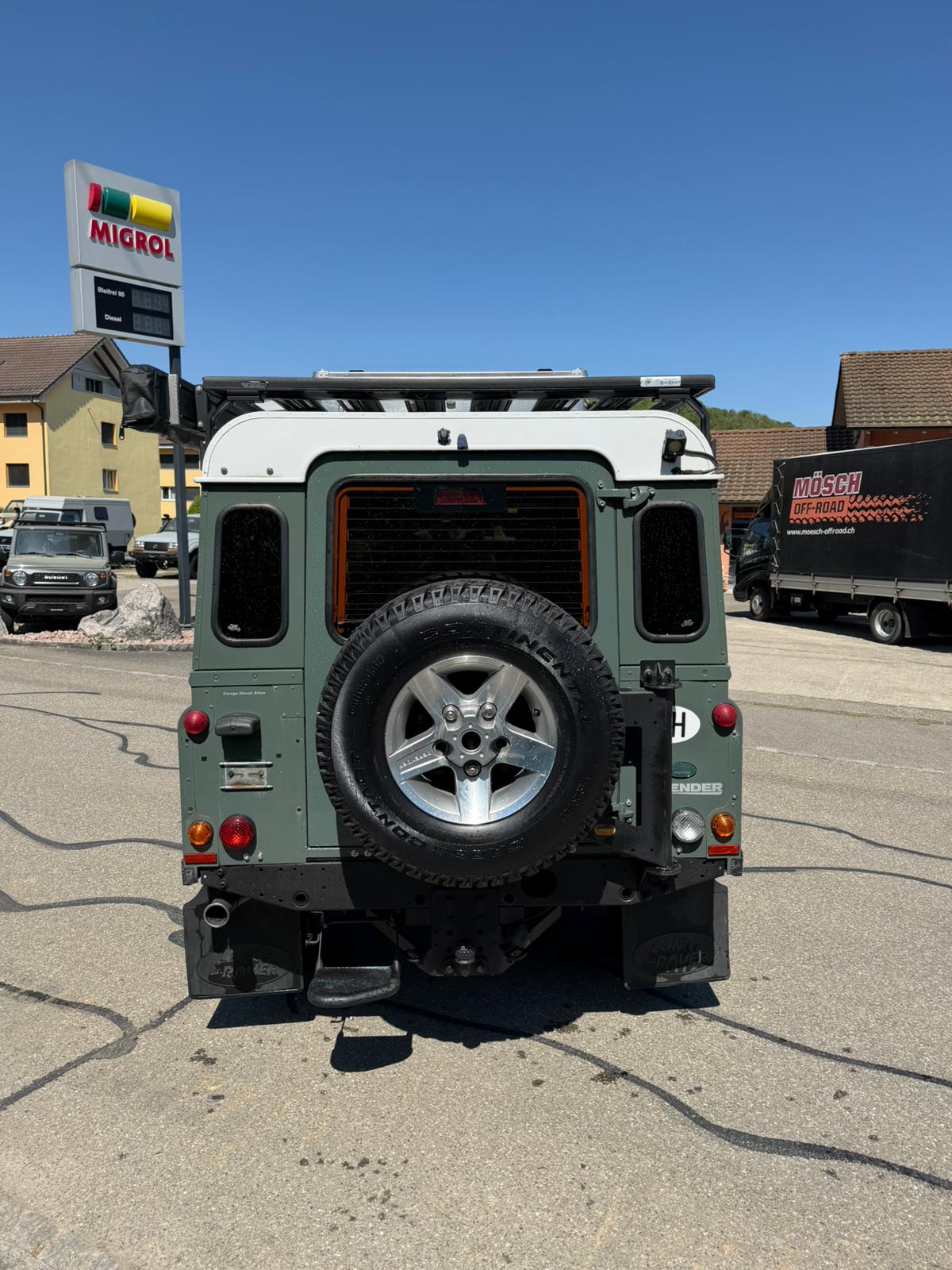 LAND ROVER Defender 110 2.4 Td4 Station Wagon-image-3