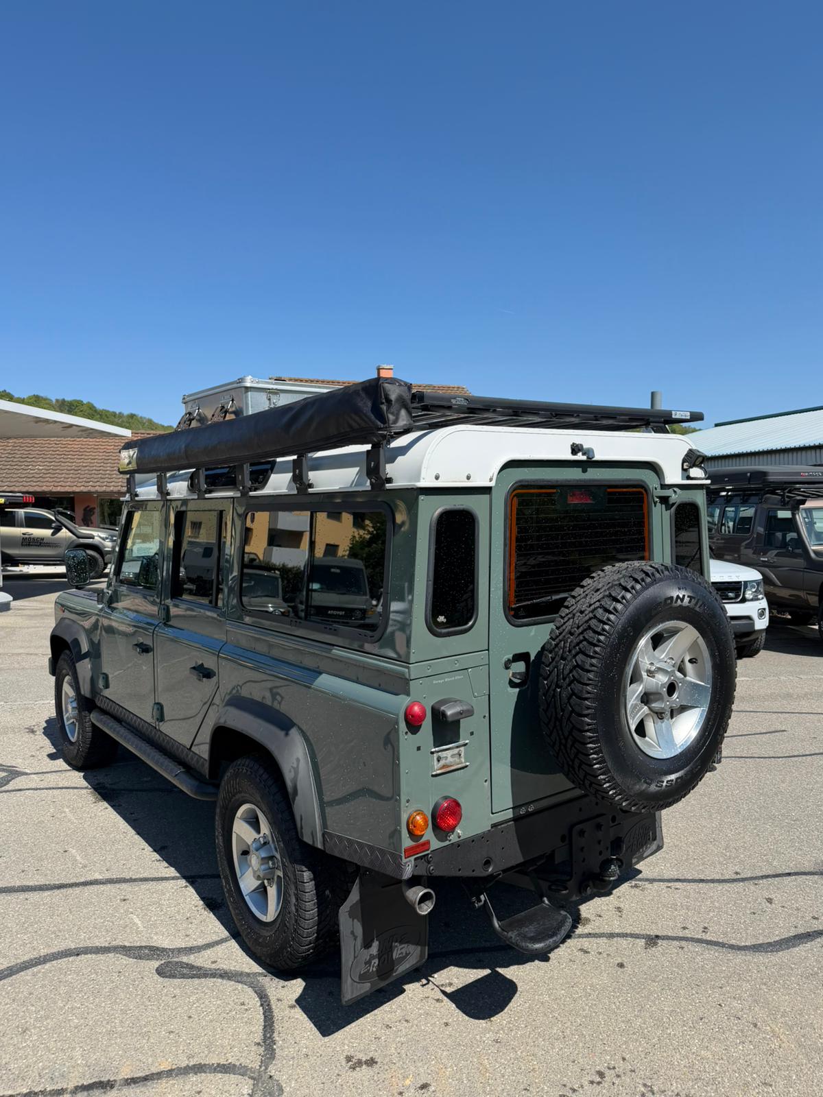 LAND ROVER Defender 110 2.4 Td4 Station Wagon-image-2