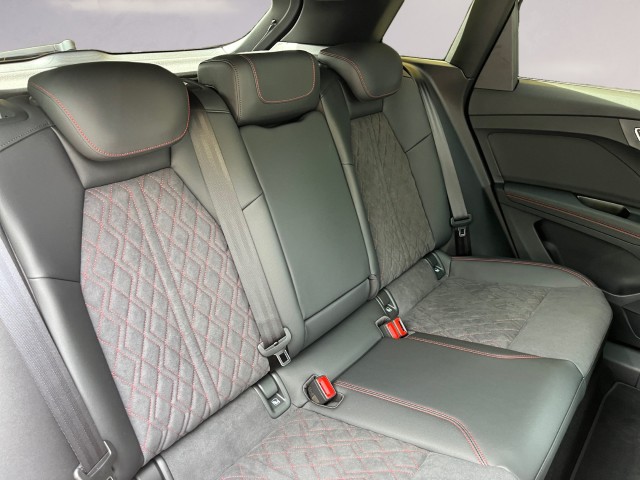 AUDI Q4 e-tron 45 Edition Swiss Ski quattro-image-17