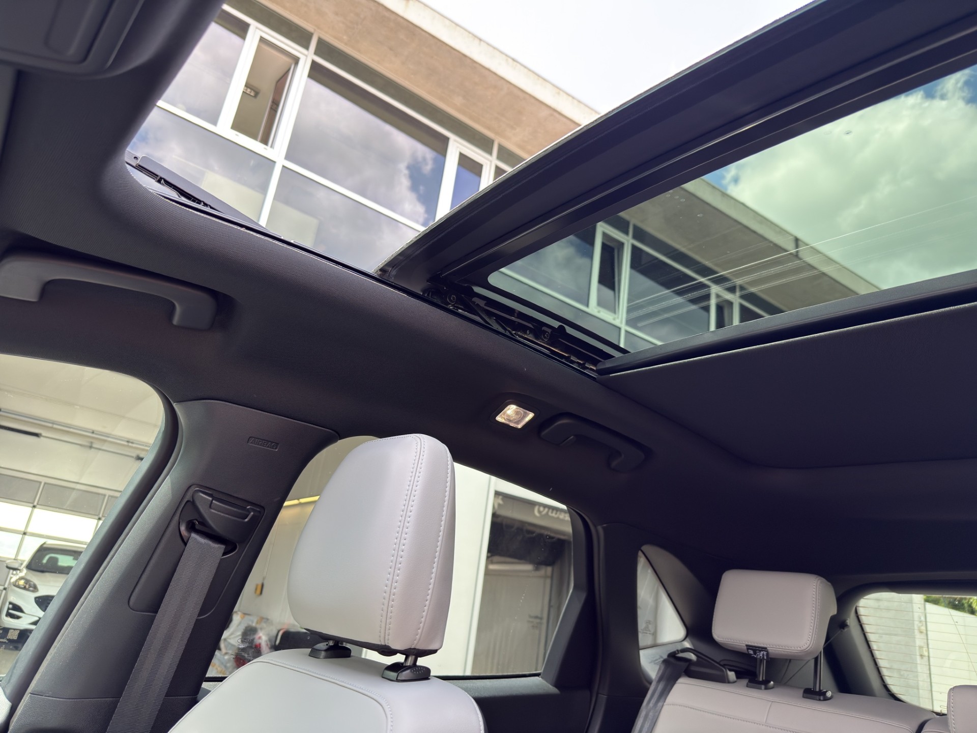 FORD Kuga 2.5 Hybrid Sound Edition 4x4-image-11
