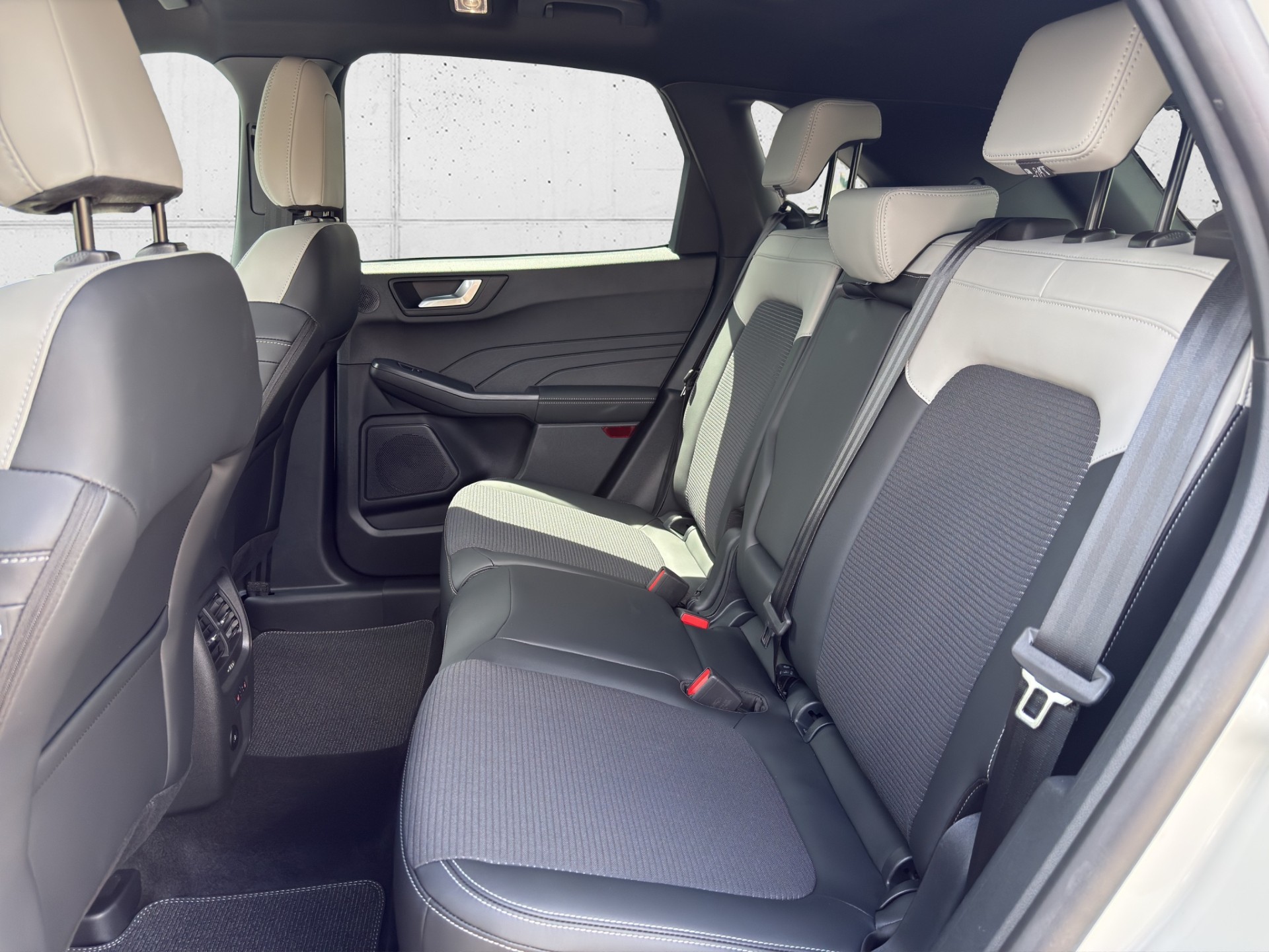 FORD Kuga 2.5 Hybrid Sound Edition 4x4-image-12