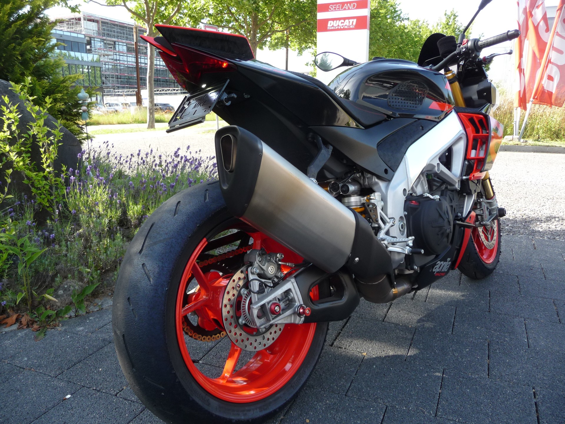 APRILIA Tuono V4 1100 Factory-image-2