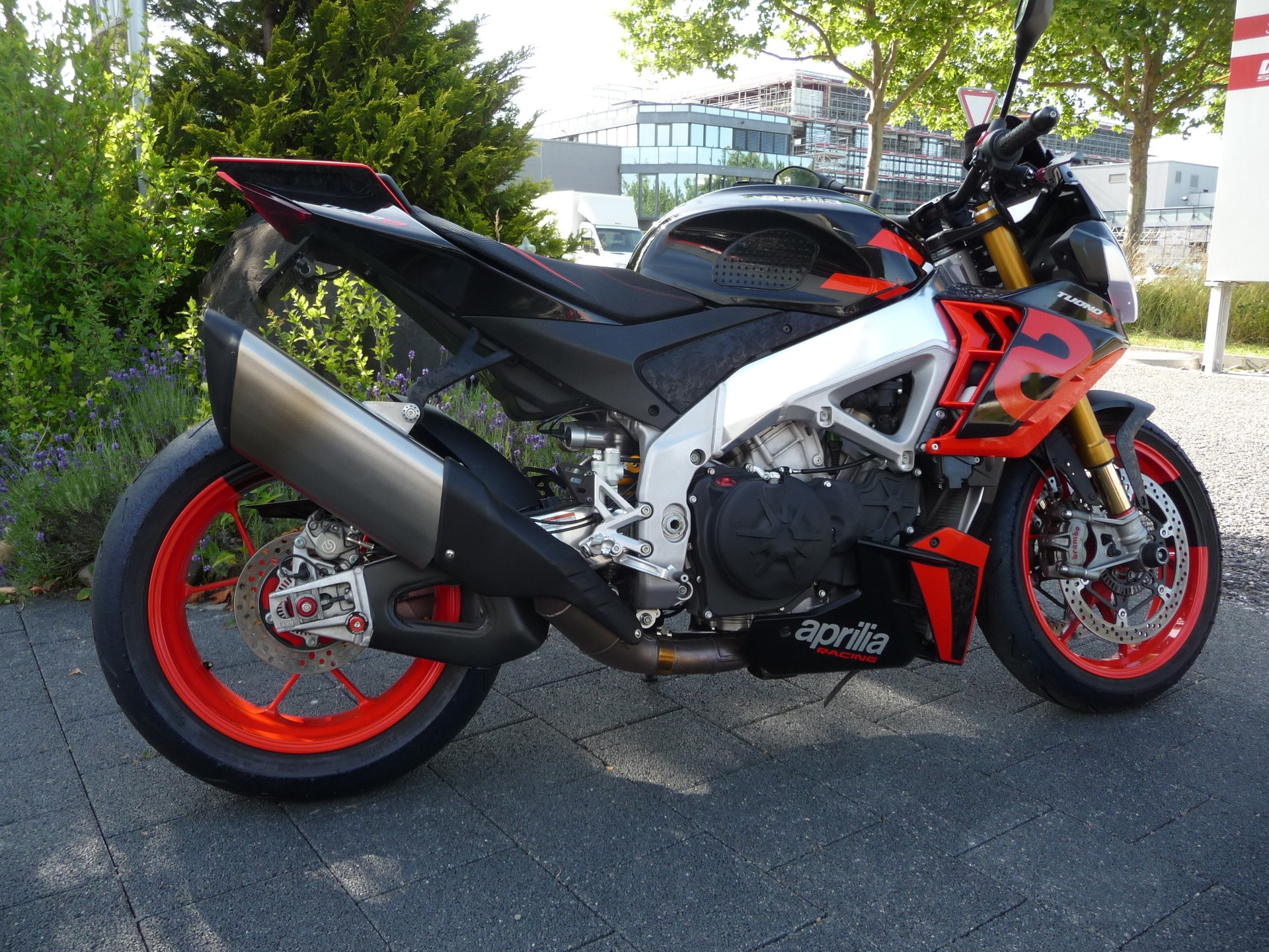 APRILIA Tuono V4 1100 Factory-image-0