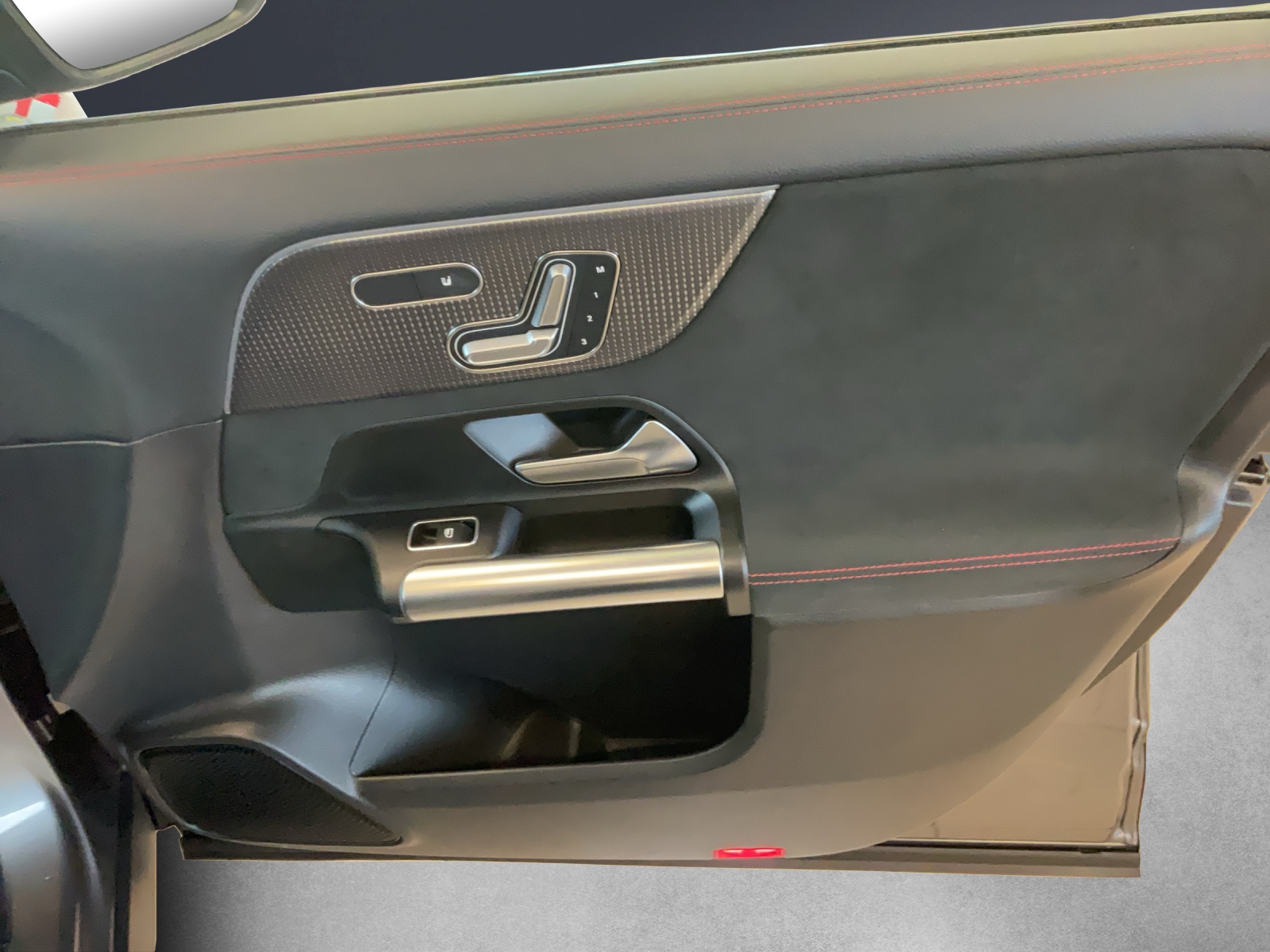 MERCEDES-BENZ EQA 300 AMG Line 4Matic-image-10