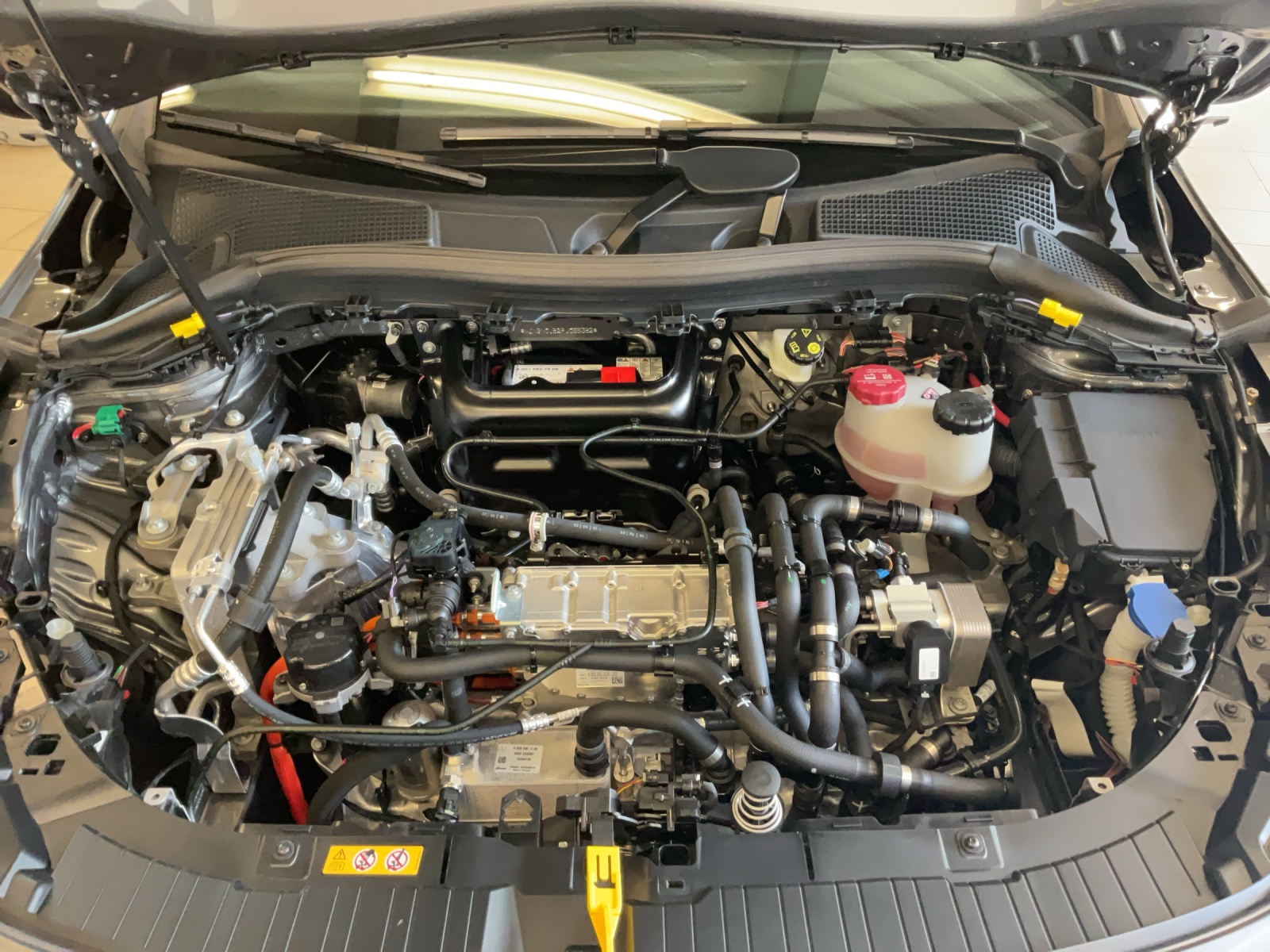 MERCEDES-BENZ EQA 300 AMG Line 4Matic-image-18