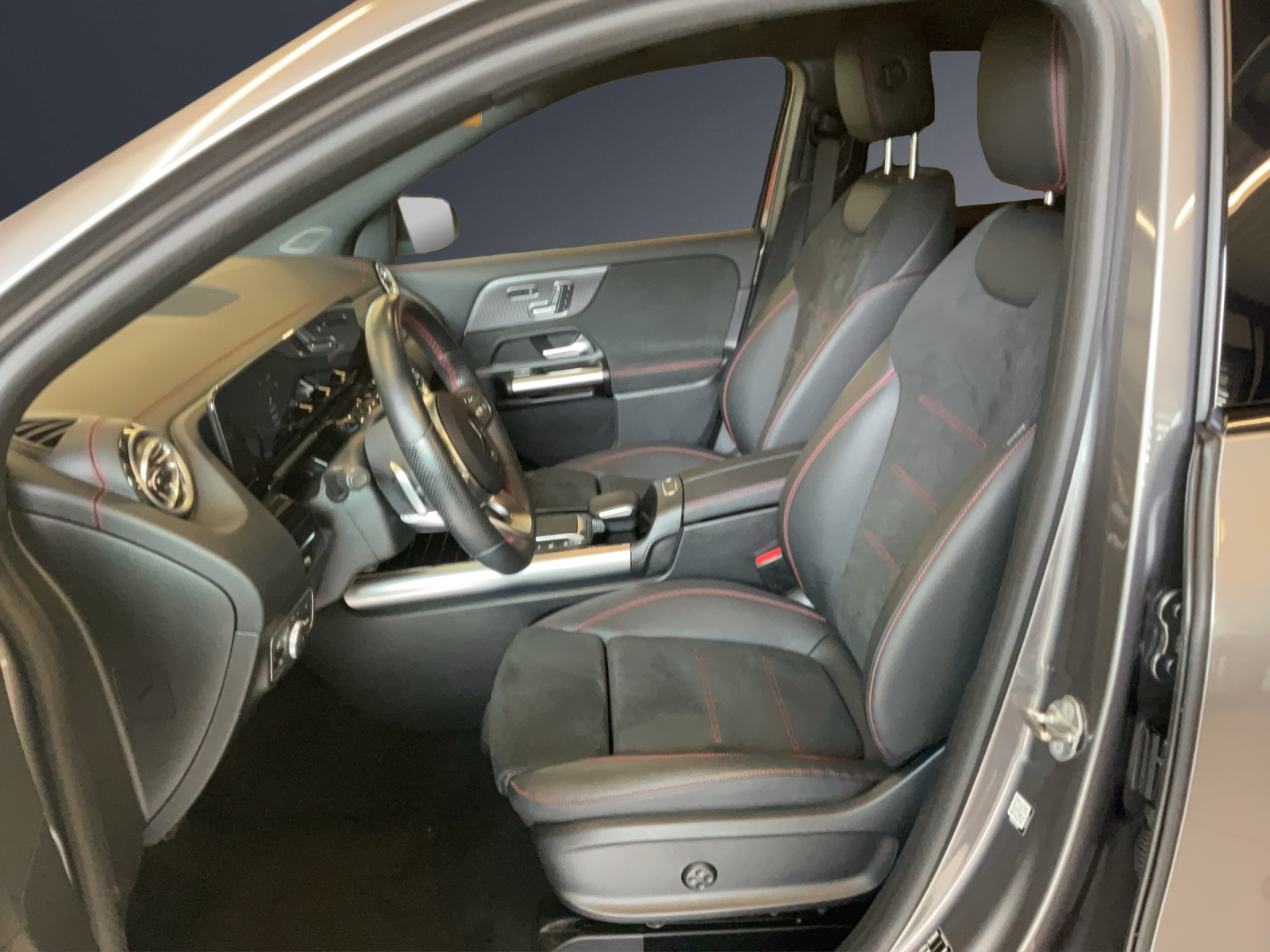 MERCEDES-BENZ EQA 300 AMG Line 4Matic-image-6