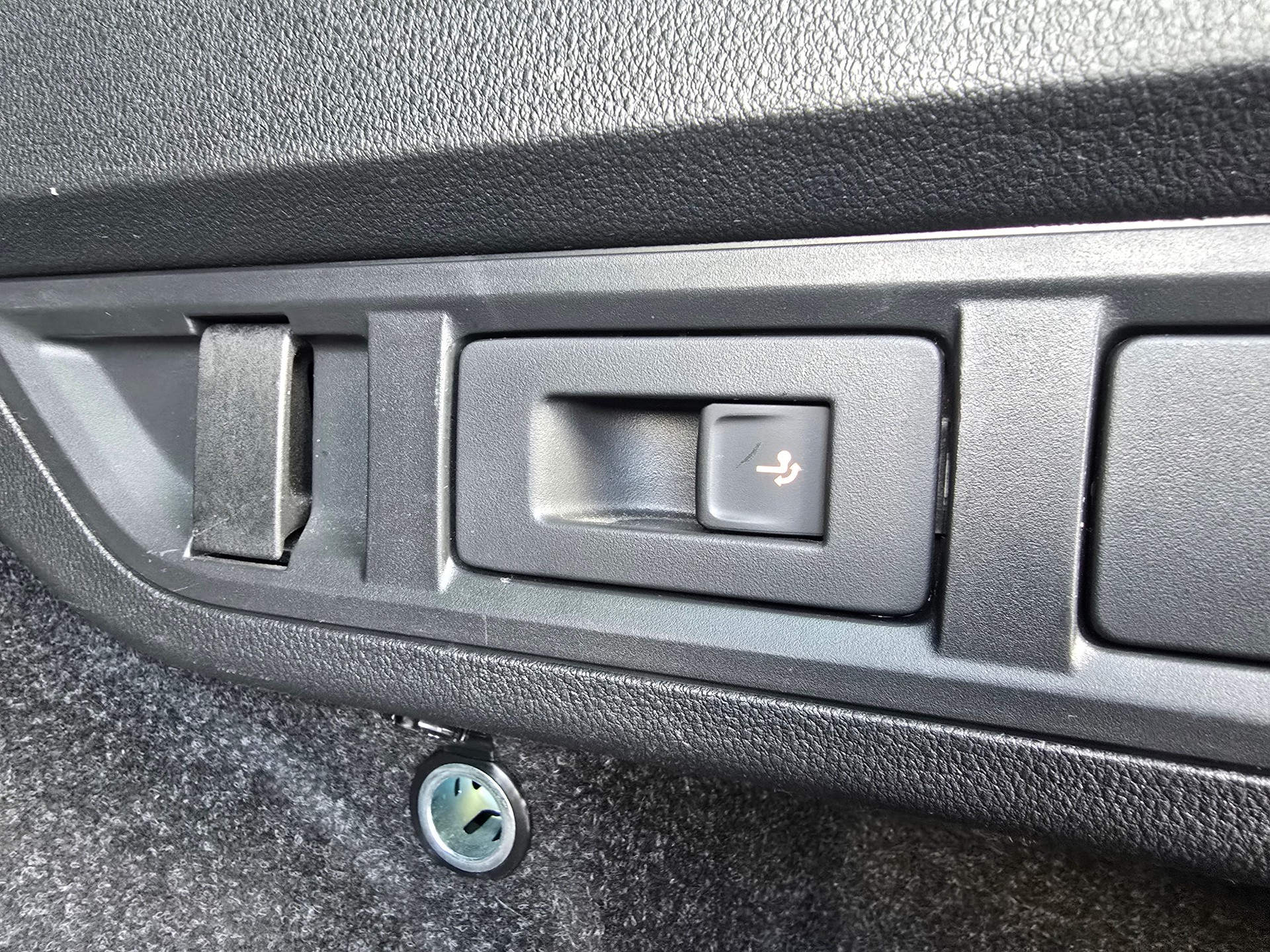 SKODA Octavia Combi 2.0 TDI DSG Ambition-image-22