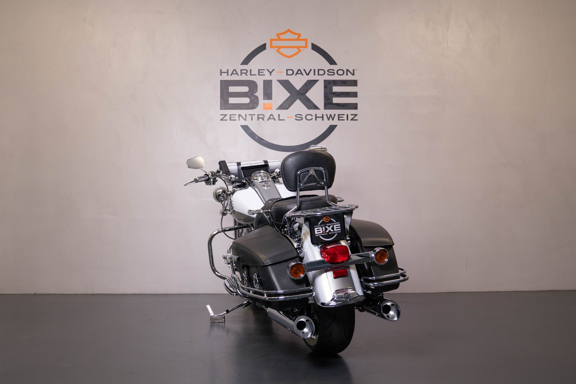 HARLEY-DAVIDSON FLHRC Road King Classic ABS-showroom-element-3