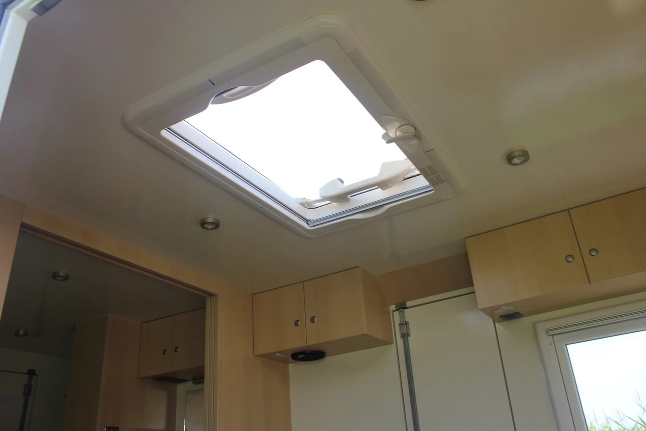 FIAT Ducato mit Aufbau zum ausbauen-image-9