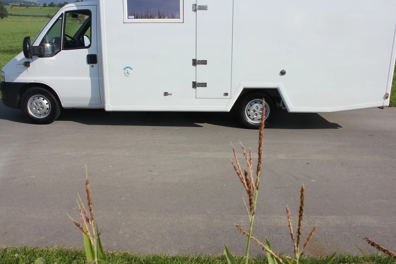 FIAT Ducato mit Aufbau zum ausbauen-image-4