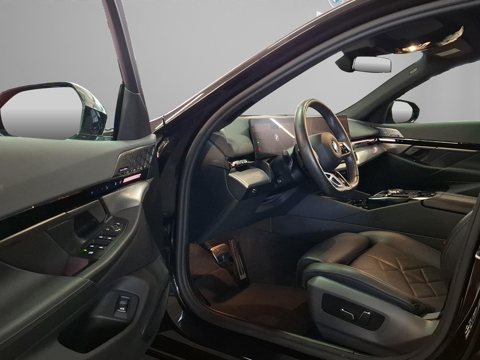 BMW 520d xDrive Touring-showroom-element-3