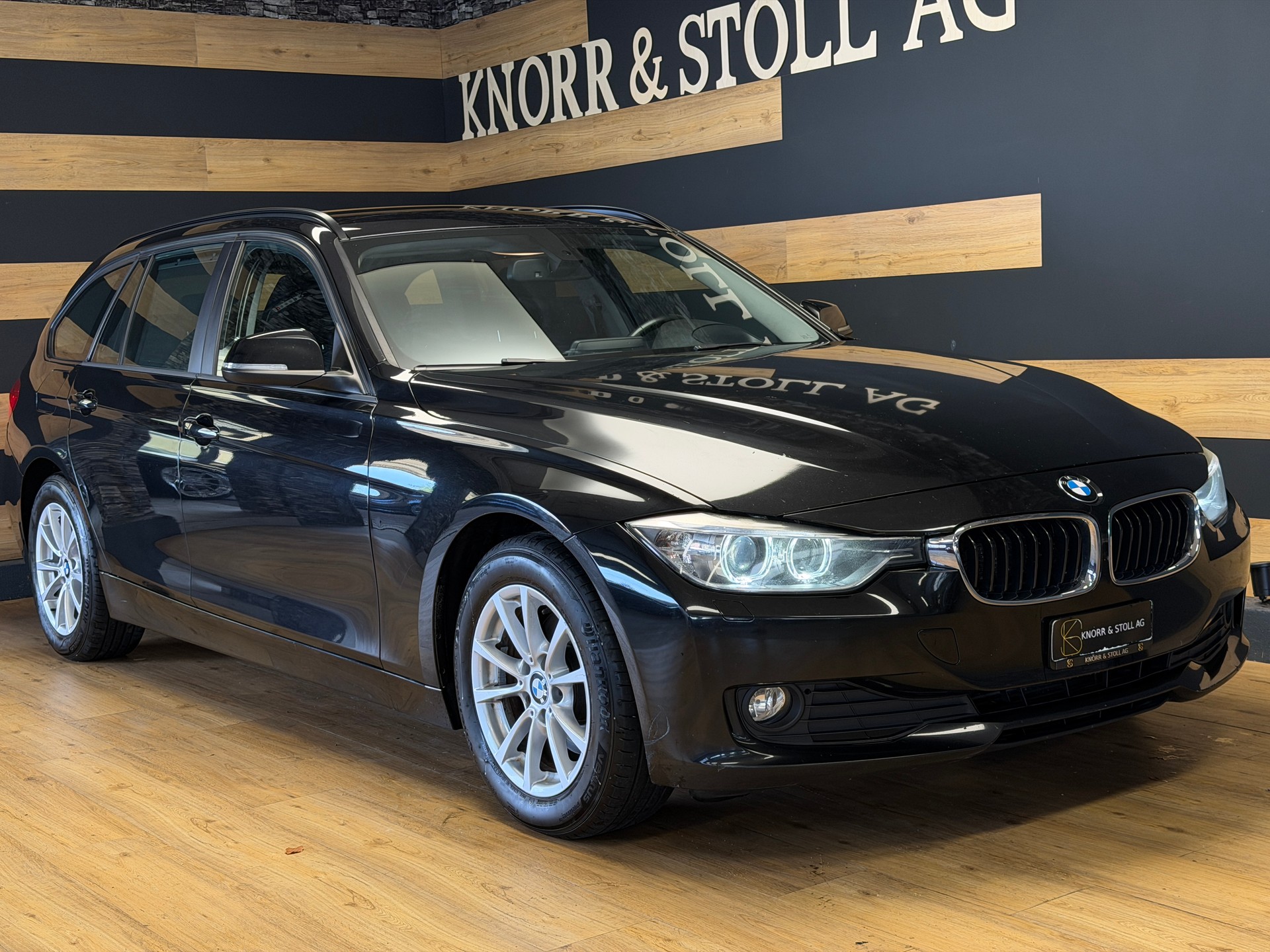 BMW 320d Touring Steptronic-showroom-element-1