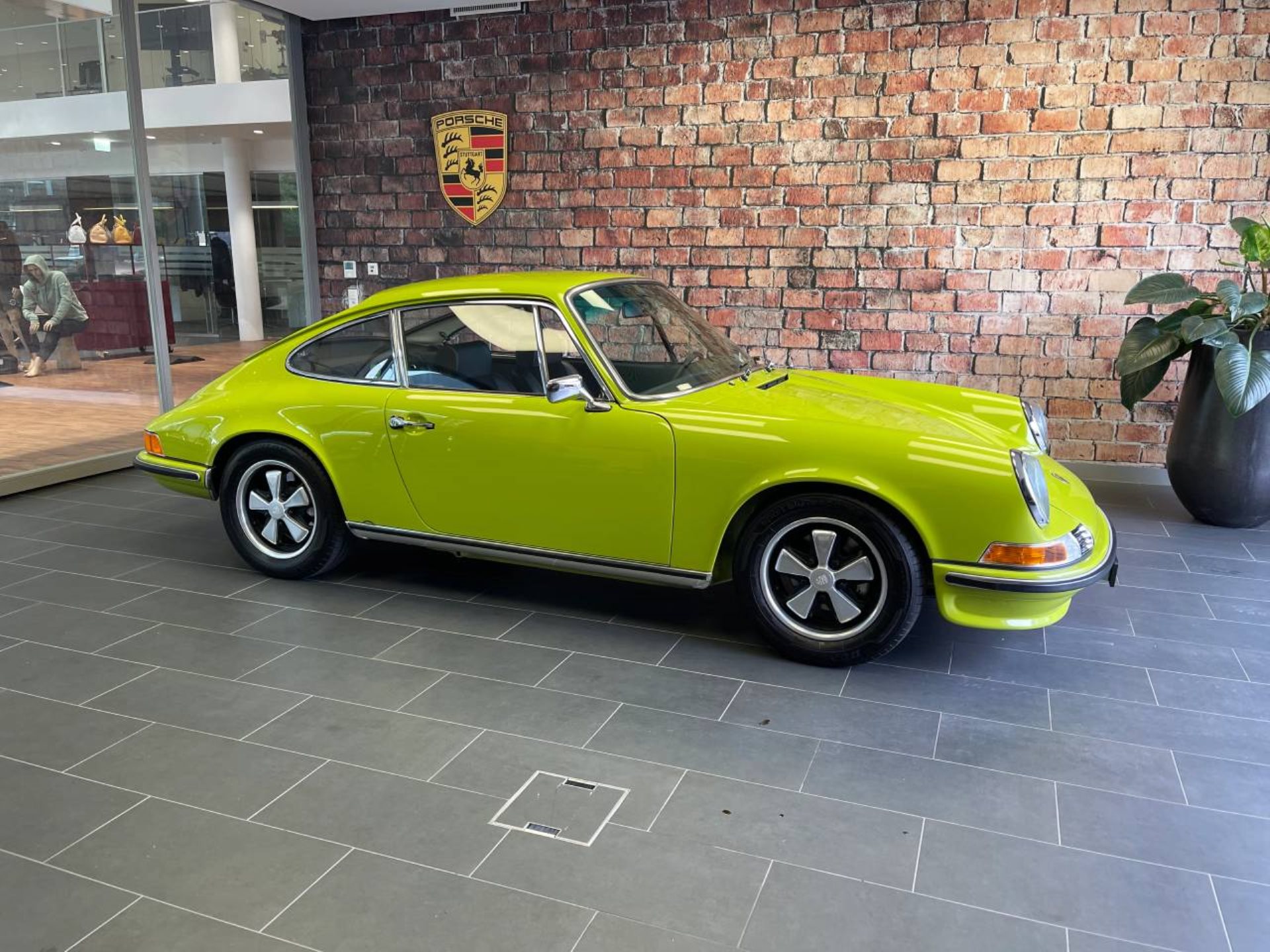 PORSCHE 911 E 2.4 Coupé-showroom-element-1