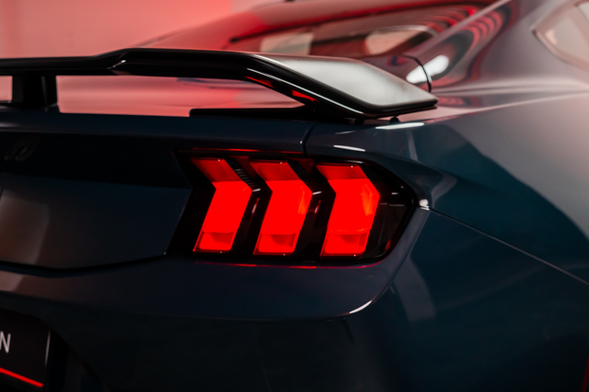 FORD Mustang Coupé 5.0 V8 Dark Horse / CH-Fahrzeug / Rückfahrkamera-image-7