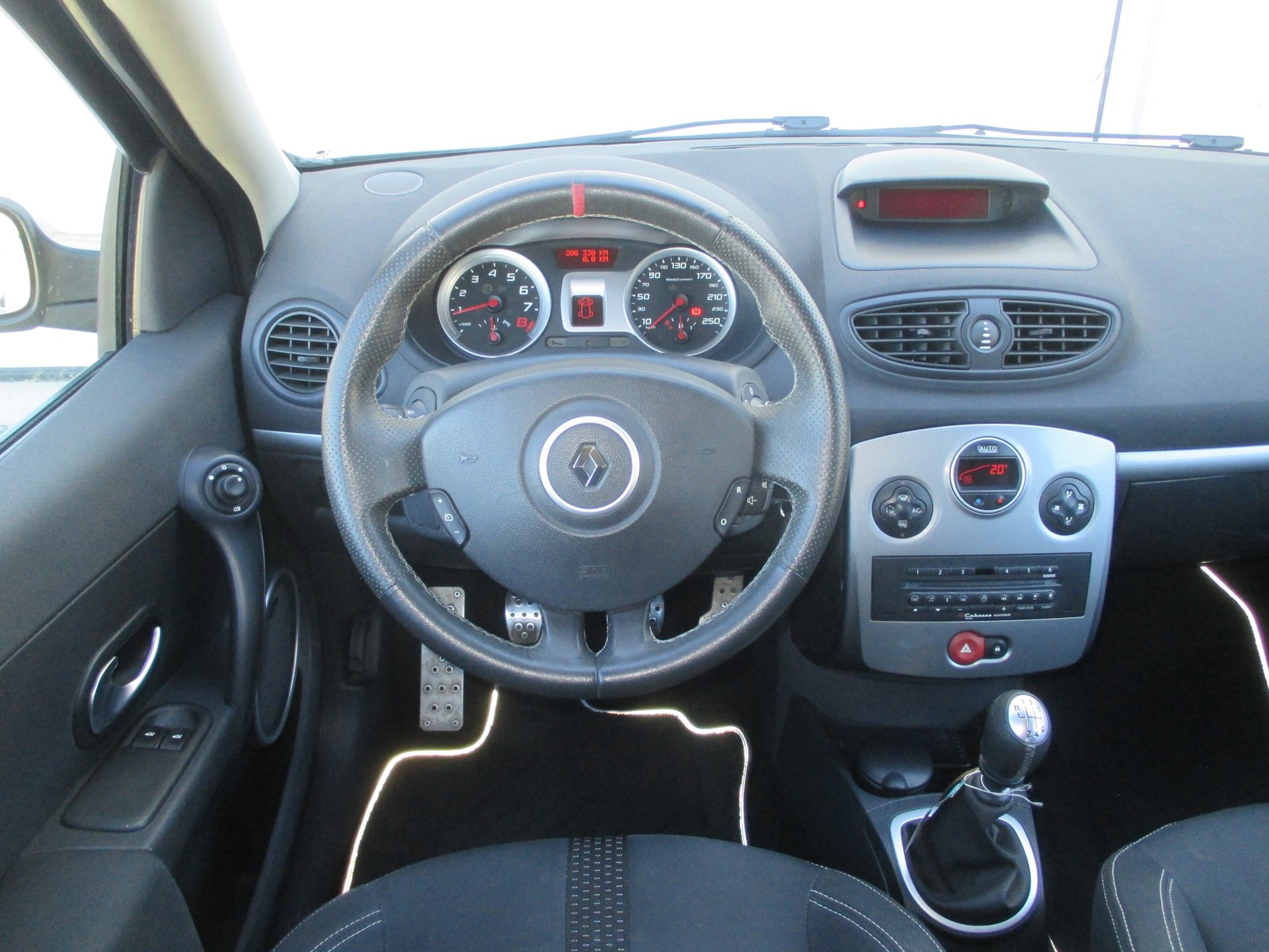 RENAULT Clio 2.0 16V Sport-image-9
