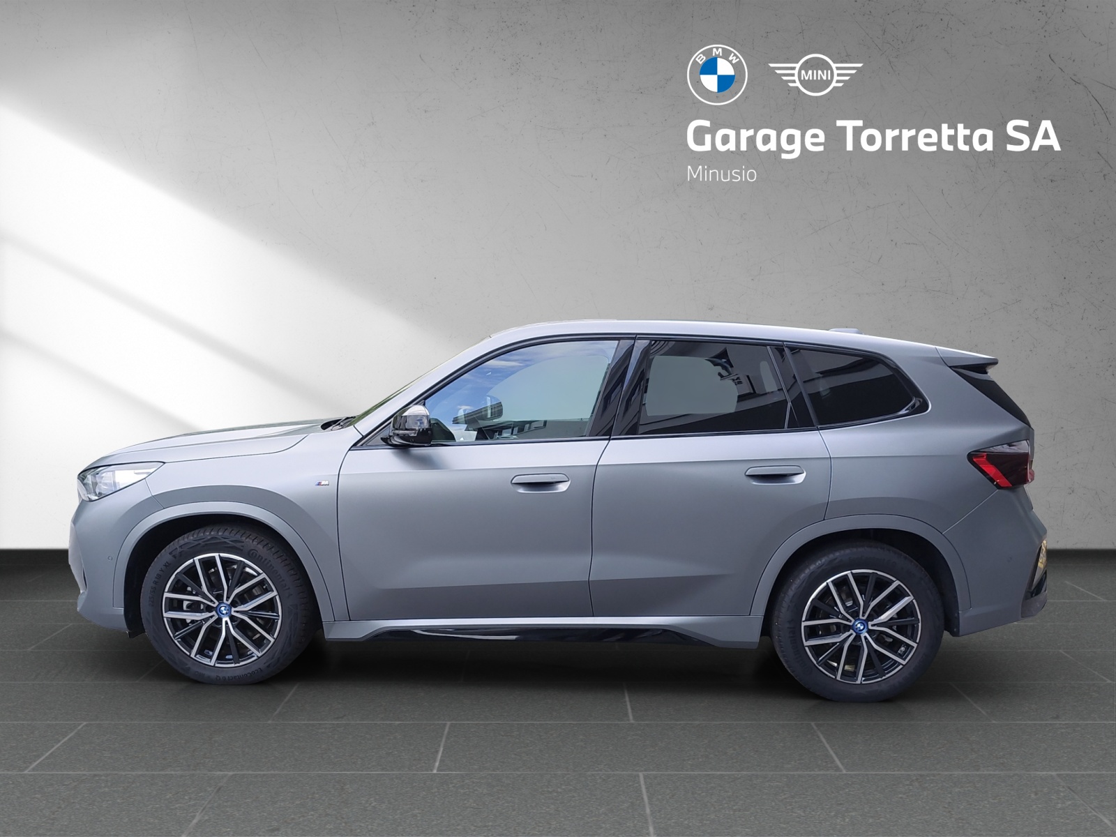 BMW iX1 xDrive 30 M Sport-showroom-element-2