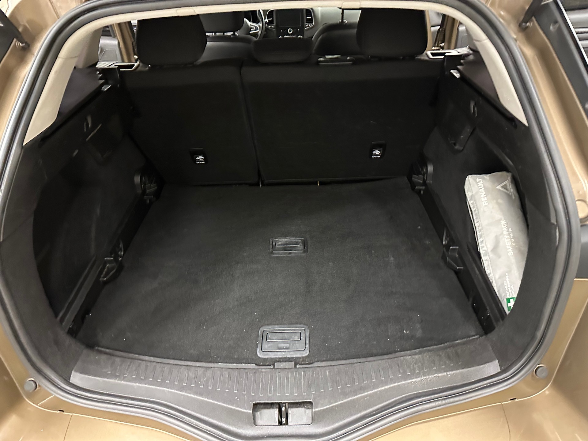 RENAULT Mégane Grandtour 1.2 16V Turbo Bose EDC-image-13