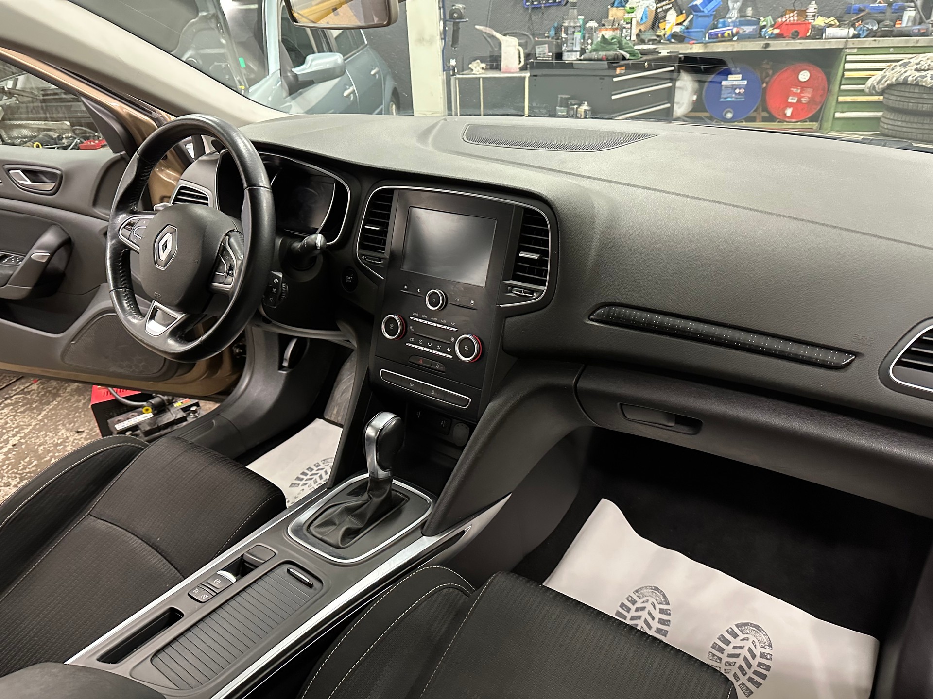RENAULT Mégane Grandtour 1.2 16V Turbo Bose EDC-image-10