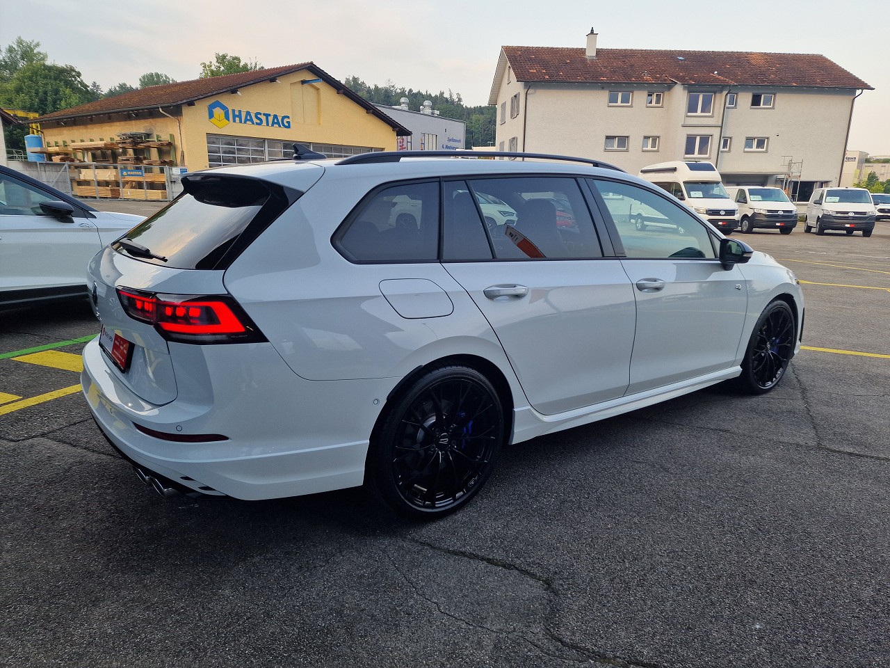 VW Golf Variant 2.0 TSI R DSG 4 Motion-image-5