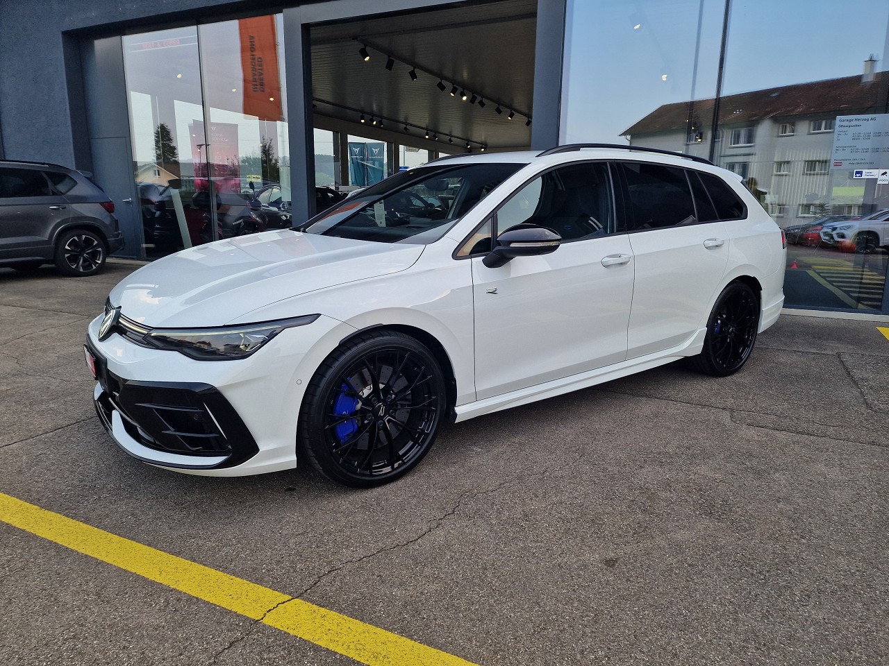 VW Golf Variant 2.0 TSI R DSG 4 Motion-showroom-element-1