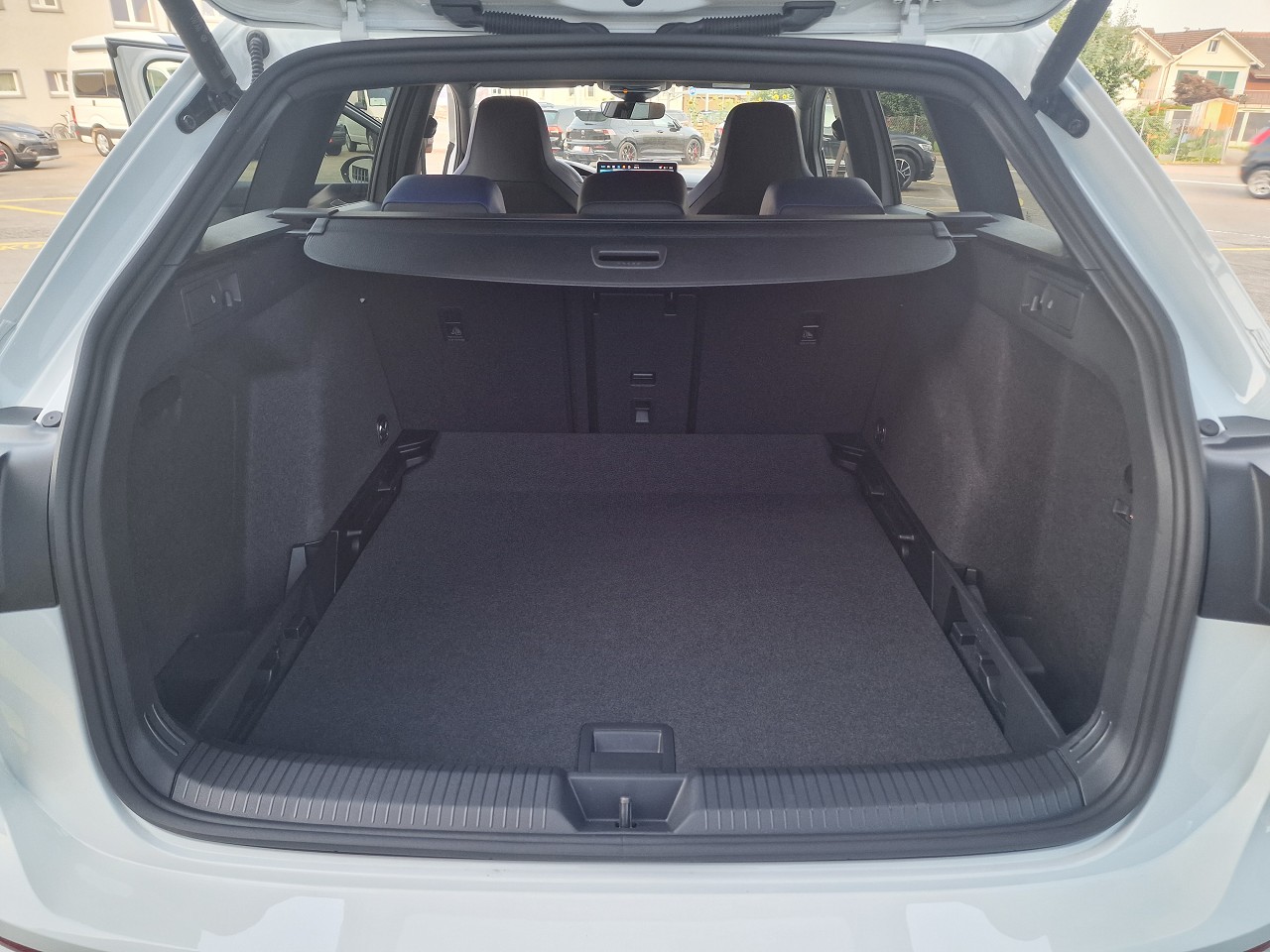 VW Golf Variant 2.0 TSI R DSG 4 Motion-image-28