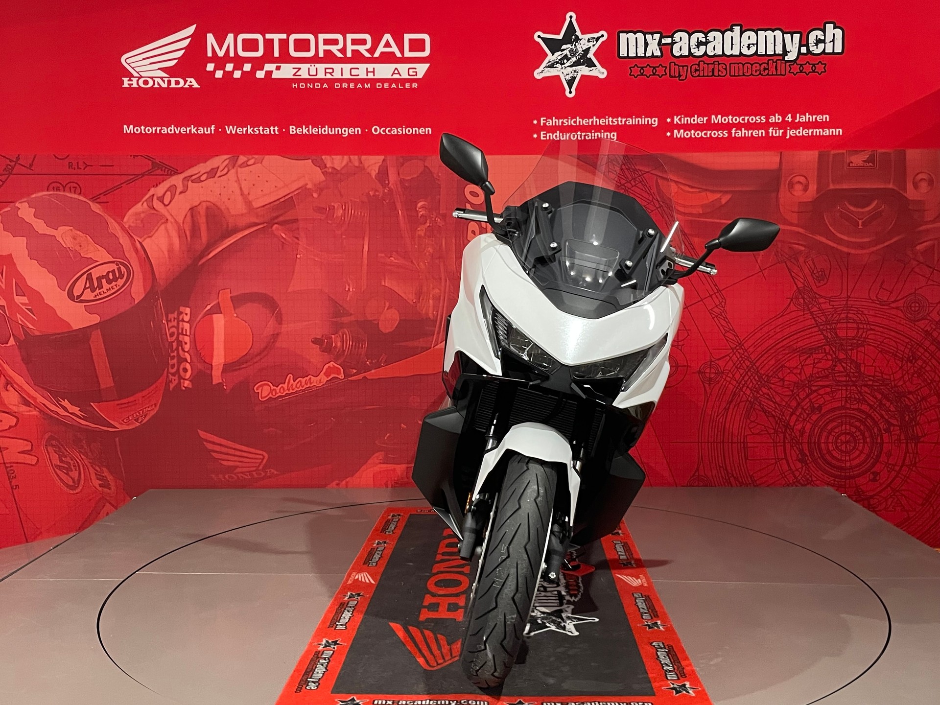 HONDA FORZA 750*Modell 2026**Neufahrzeug**Pearl Glare White**-showroom-element-3