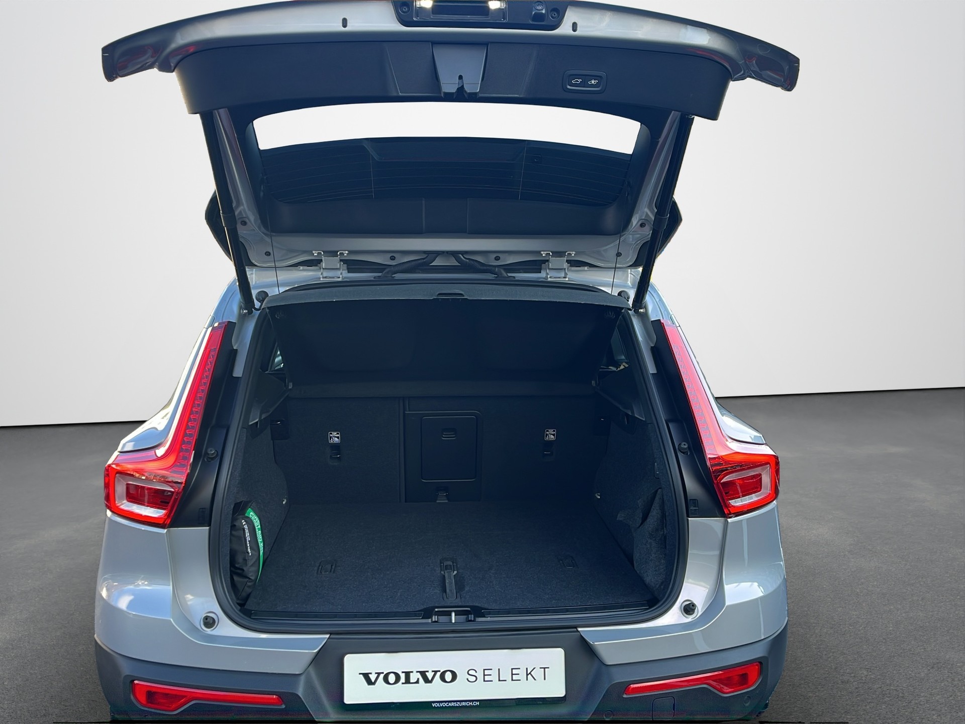 VOLVO XC40 2.0 B4 MH Plus Dark-image-7