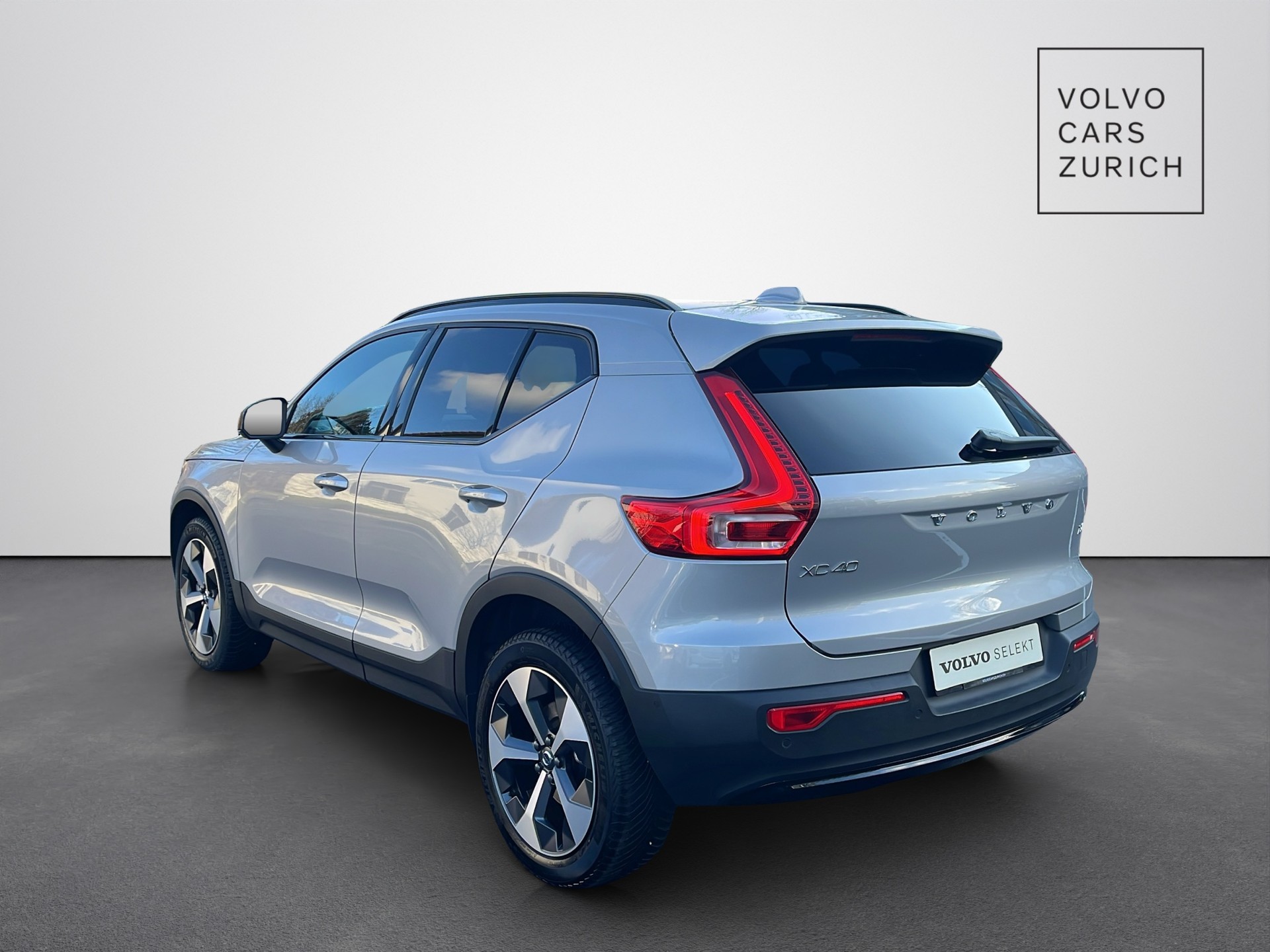 VOLVO XC40 2.0 B4 MH Plus Dark-showroom-element-1