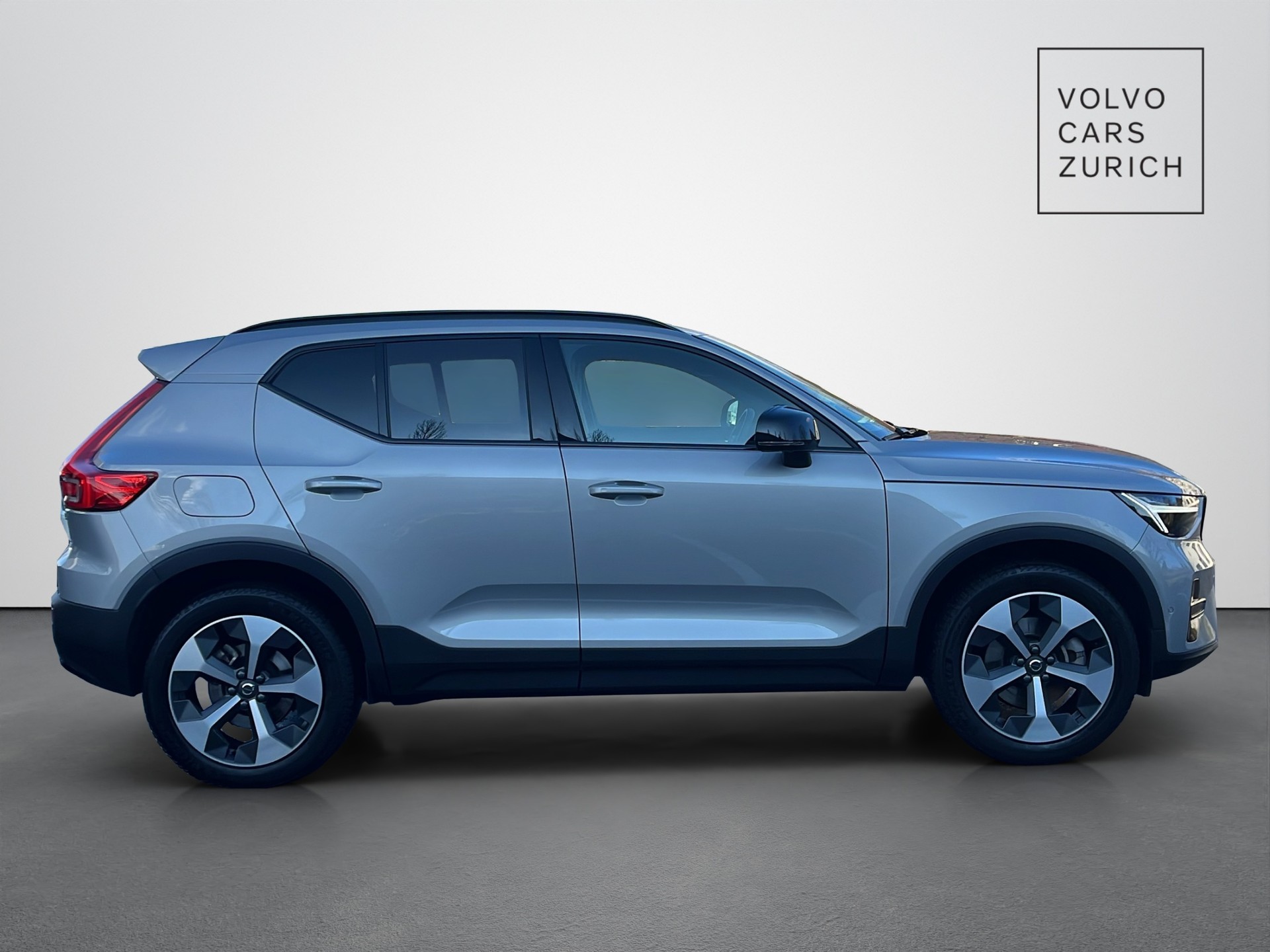 VOLVO XC40 2.0 B4 MH Plus Dark-showroom-element-3