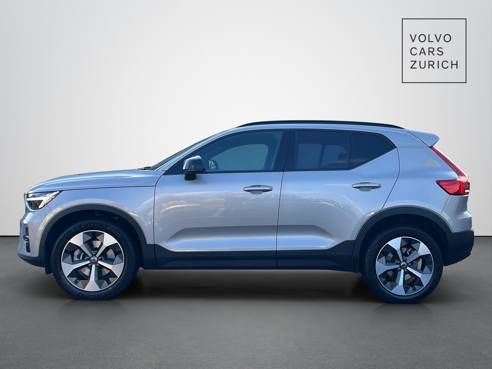 VOLVO XC40 2.0 B4 MH Plus Dark-showroom-element-2