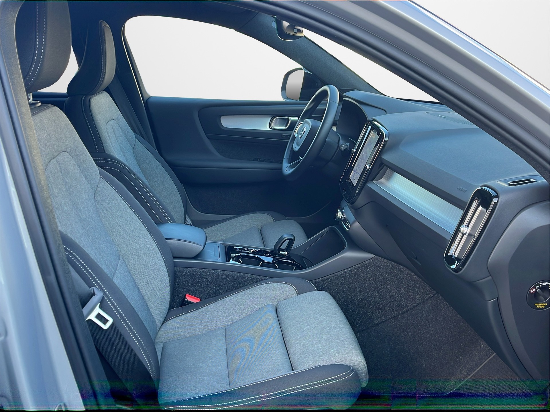 VOLVO XC40 2.0 B4 MH Plus Dark-image-9