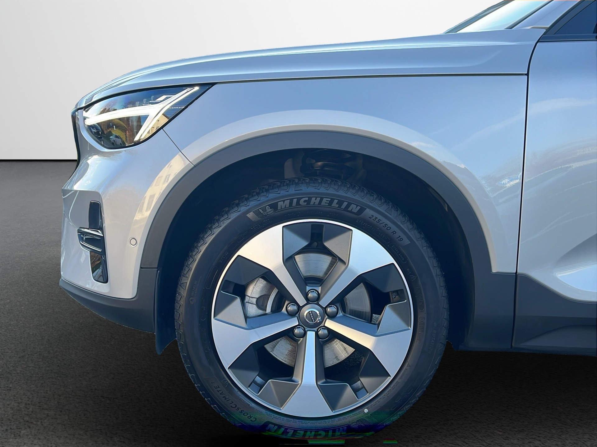 VOLVO XC40 2.0 B4 MH Plus Dark-image-6